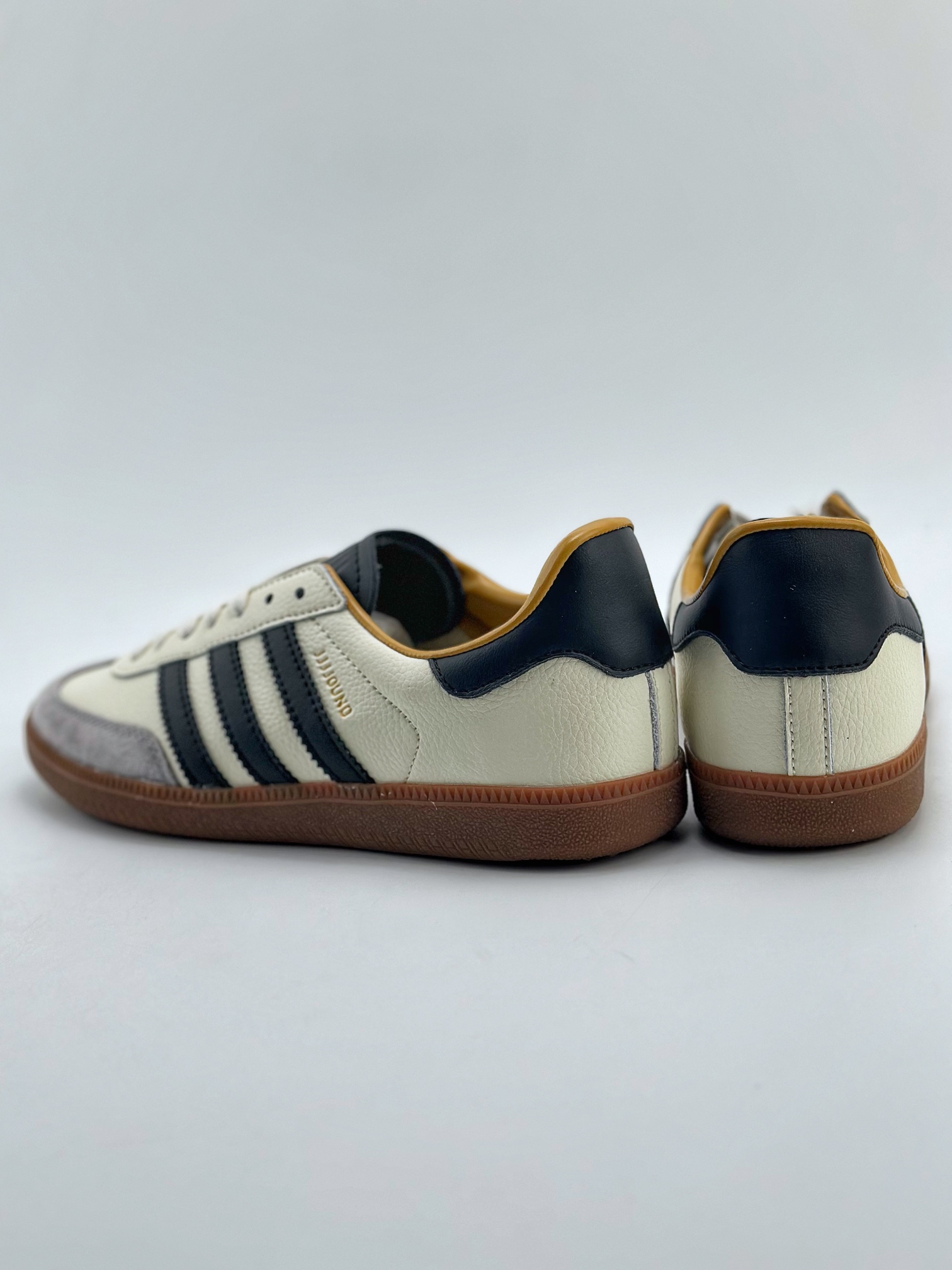 180 adidas originals Samba OG x JJJJOUND 此款以简约大方的造型设计 ID8708