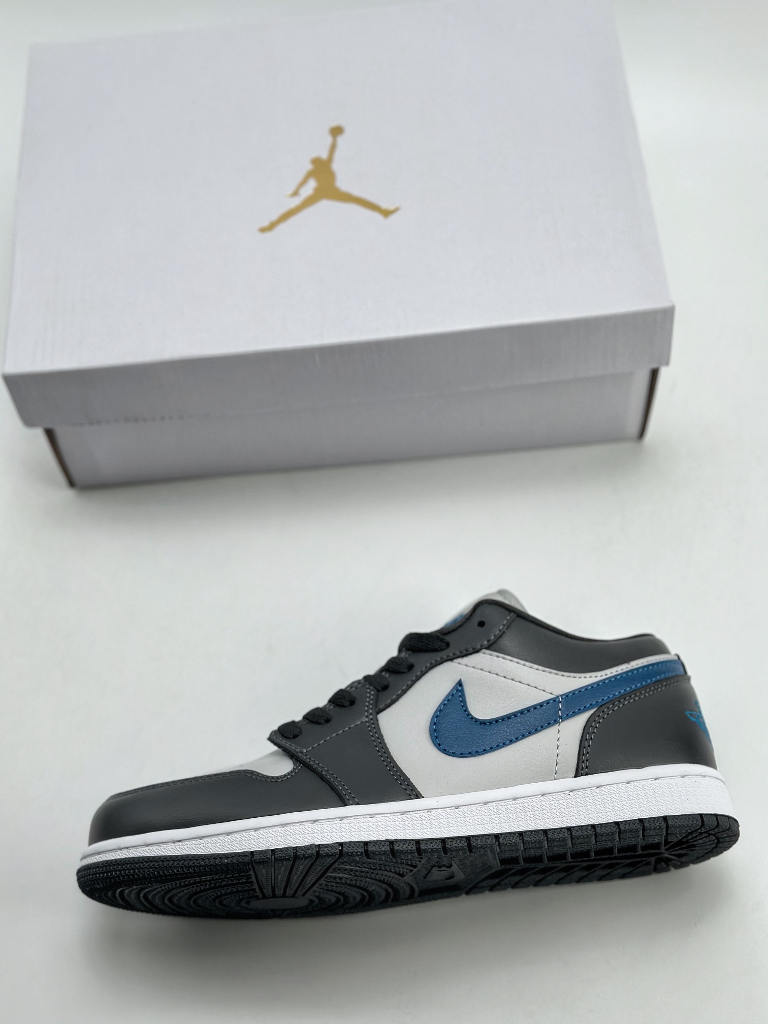 200 Air Jordan 1 Retro Low 黑灰蓝 DC0774-040