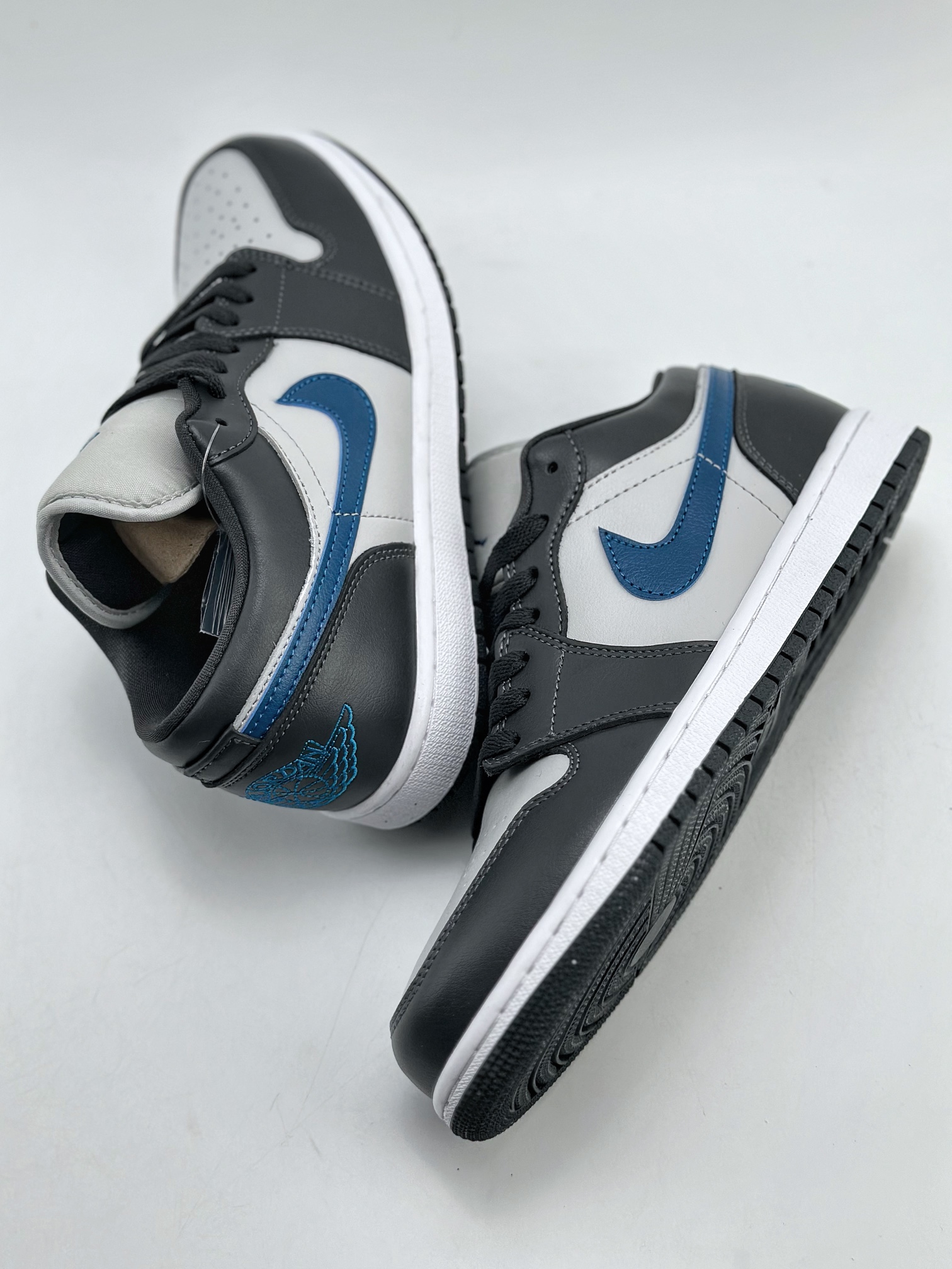 200 Air Jordan 1 Retro Low 黑灰蓝 DC0774-040