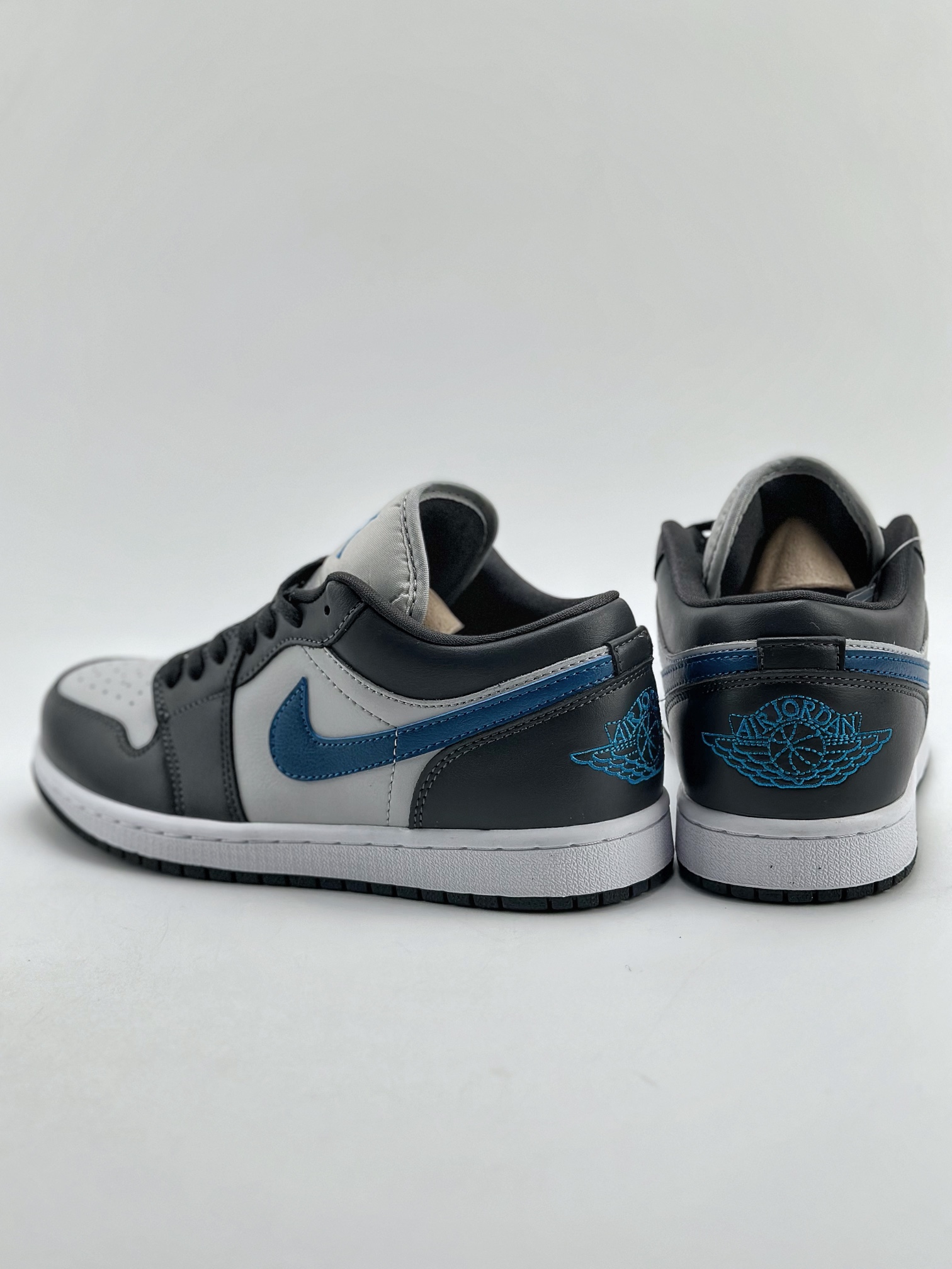 200 Air Jordan 1 Retro Low 黑灰蓝 DC0774-040