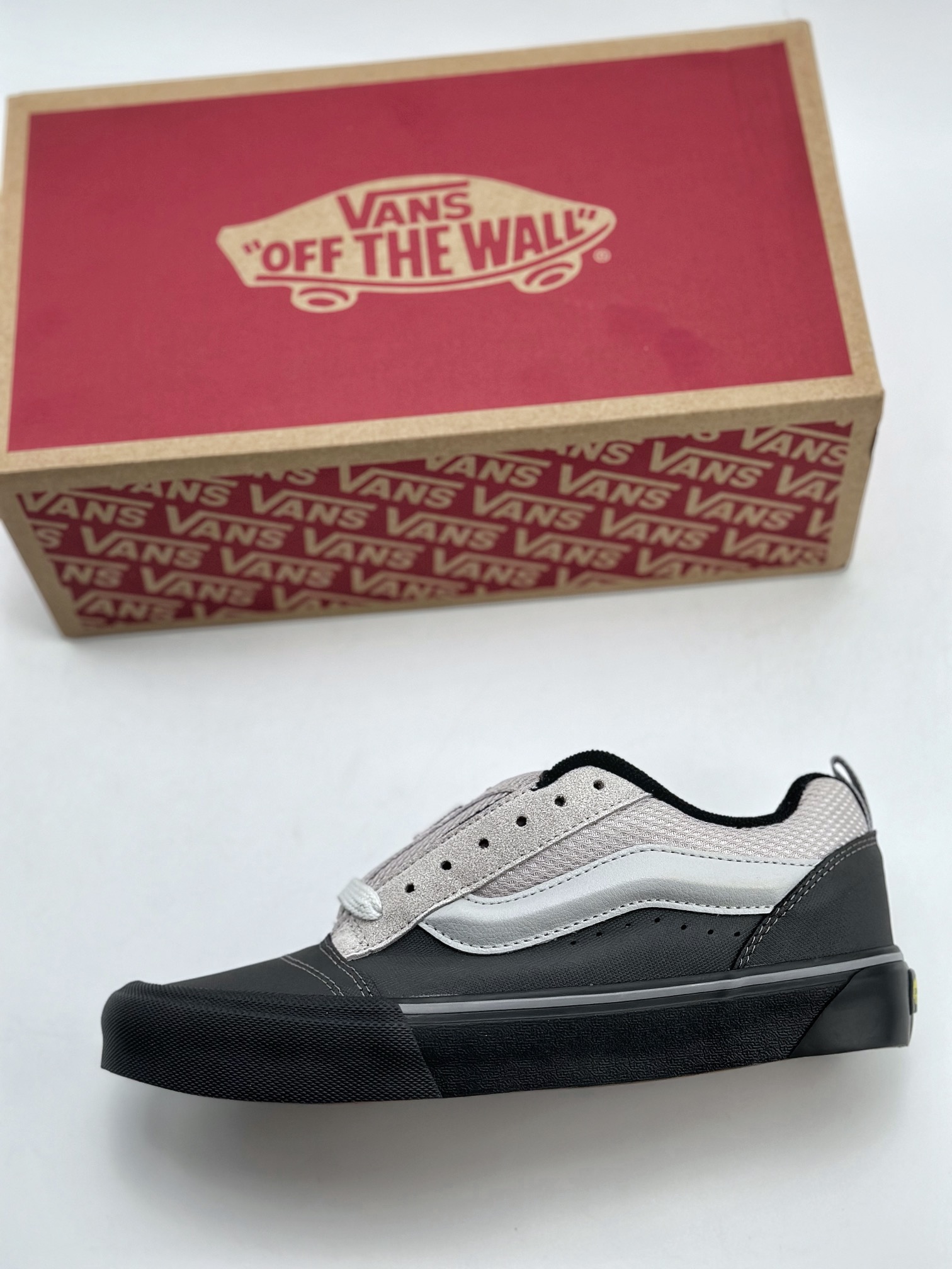 140 Vans Classics Knu Skool 厚鞋舌面包鞋