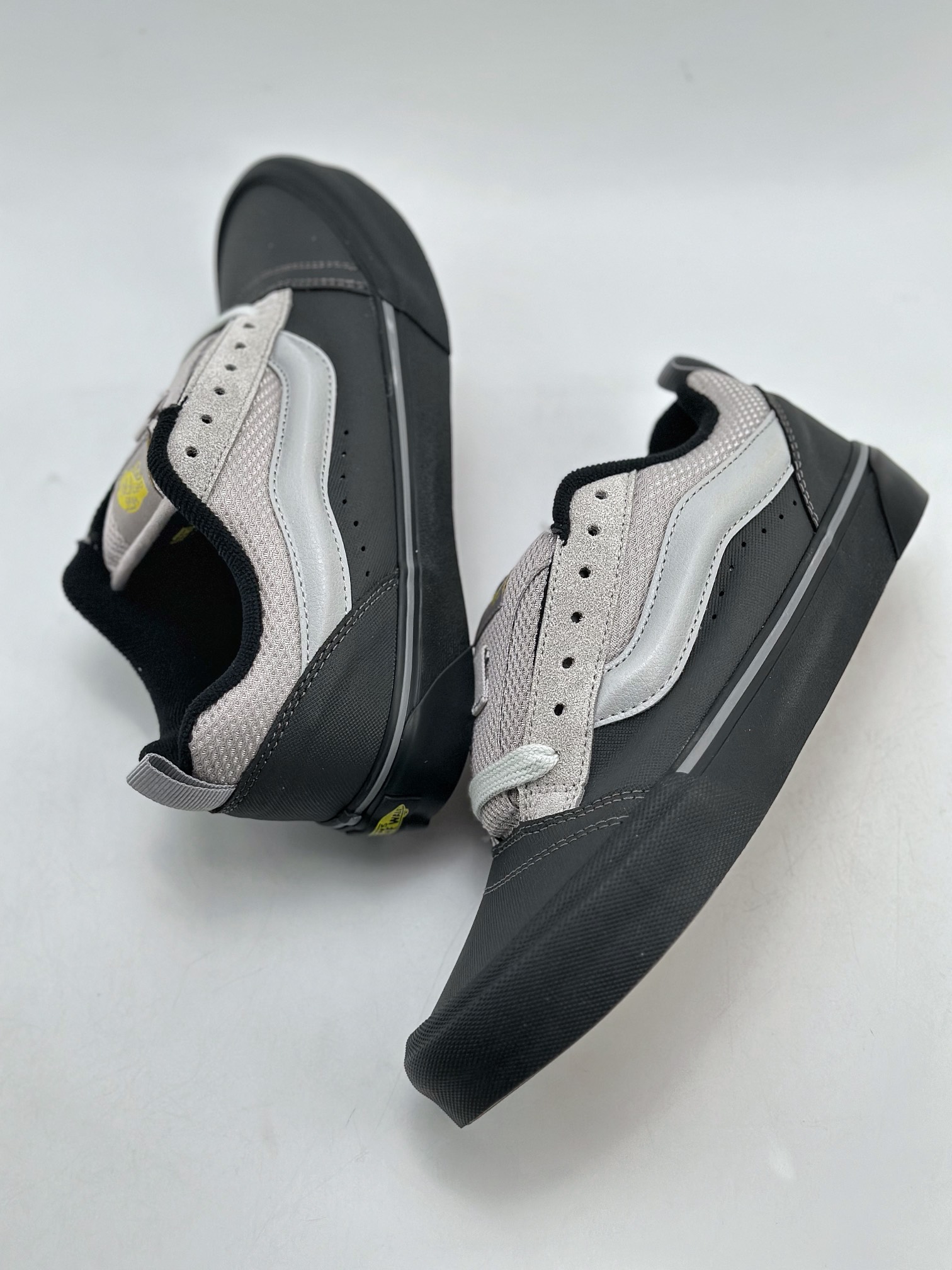 140 Vans Classics Knu Skool 厚鞋舌面包鞋