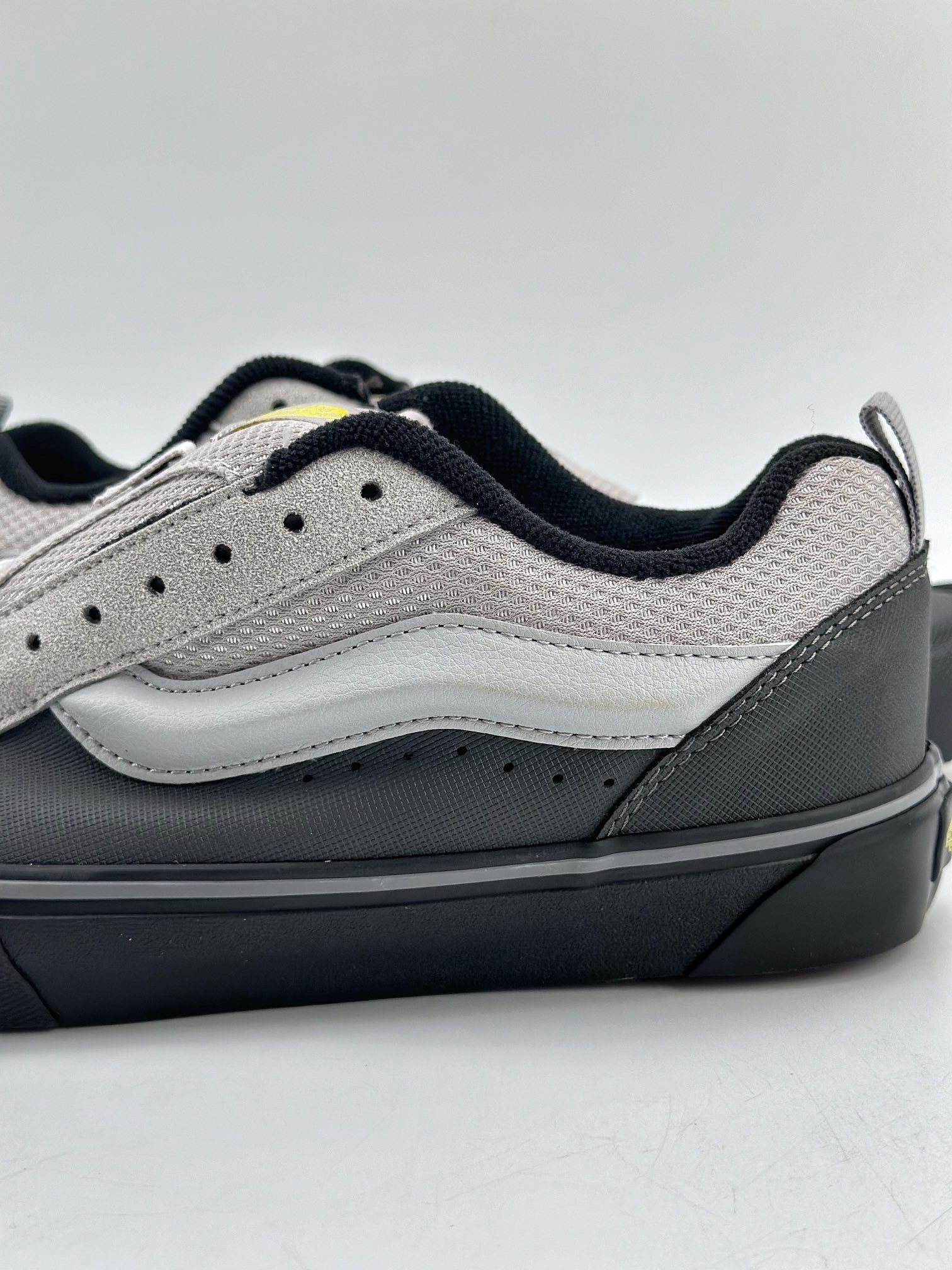 140 Vans Classics Knu Skool 厚鞋舌面包鞋