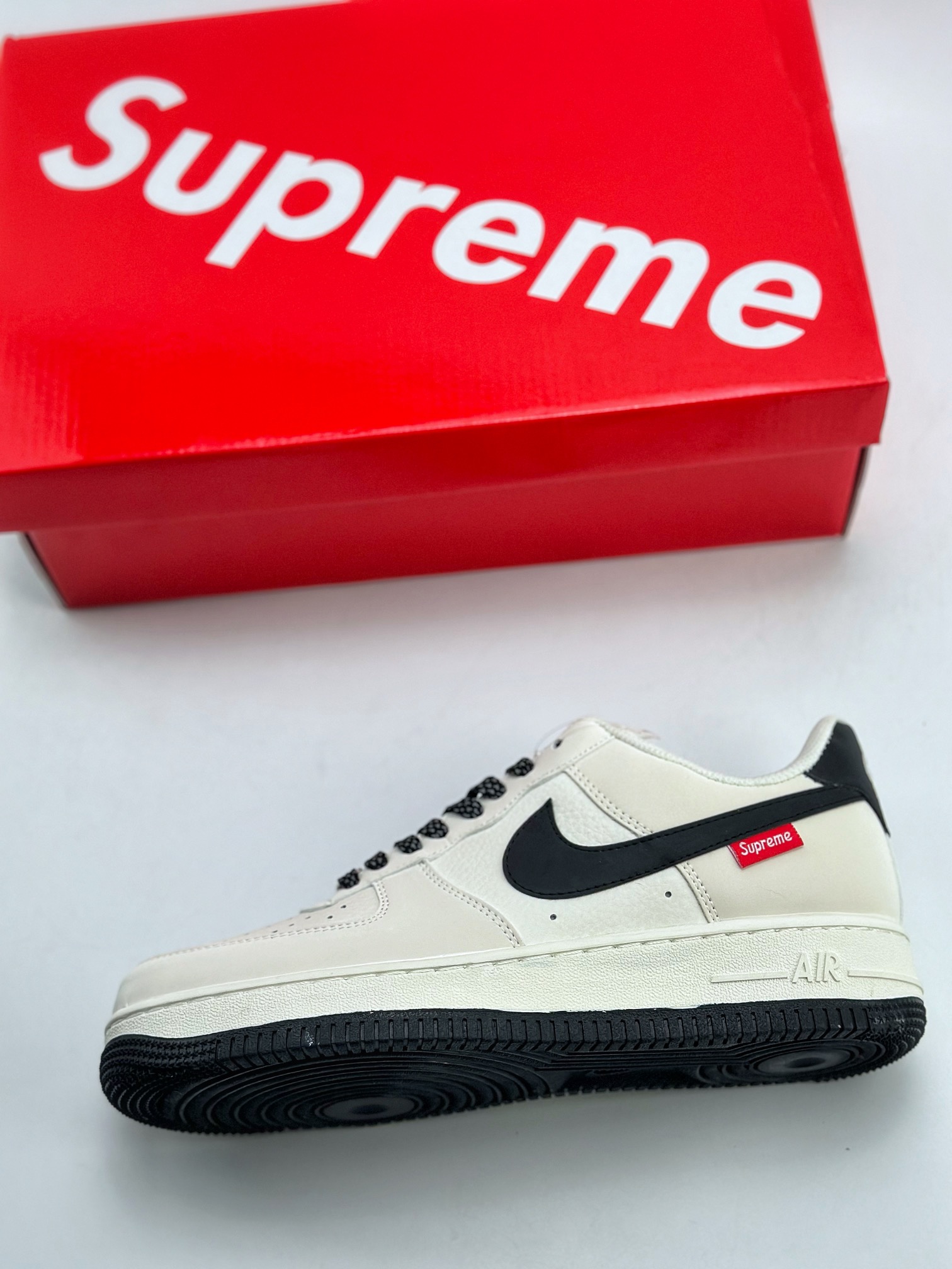 260 Nike Air Force 1 Low 07 x Supreme 滑板配饰白黑 HD1968-009