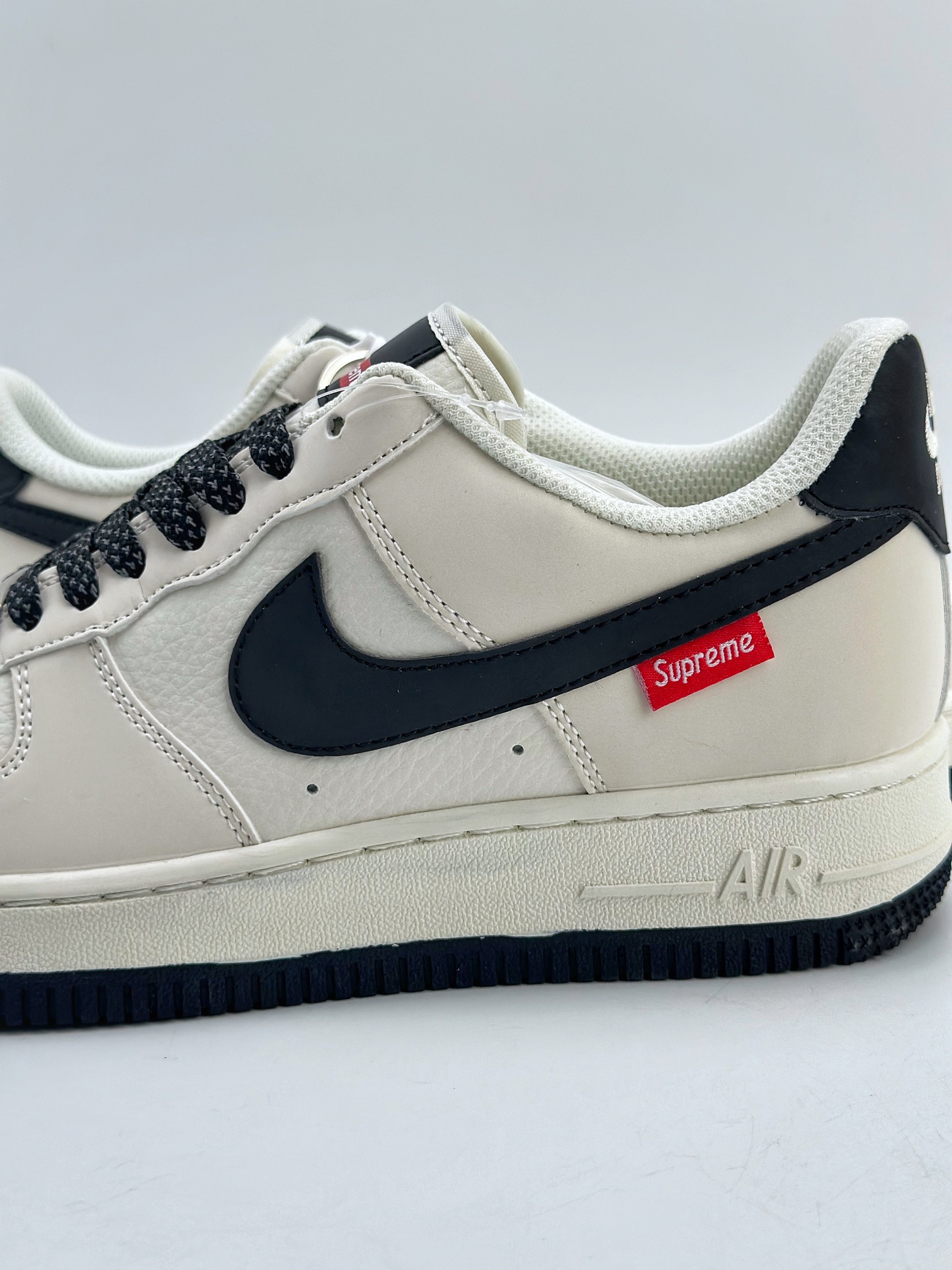 260 Nike Air Force 1 Low 07 x Supreme 滑板配饰白黑 HD1968-009