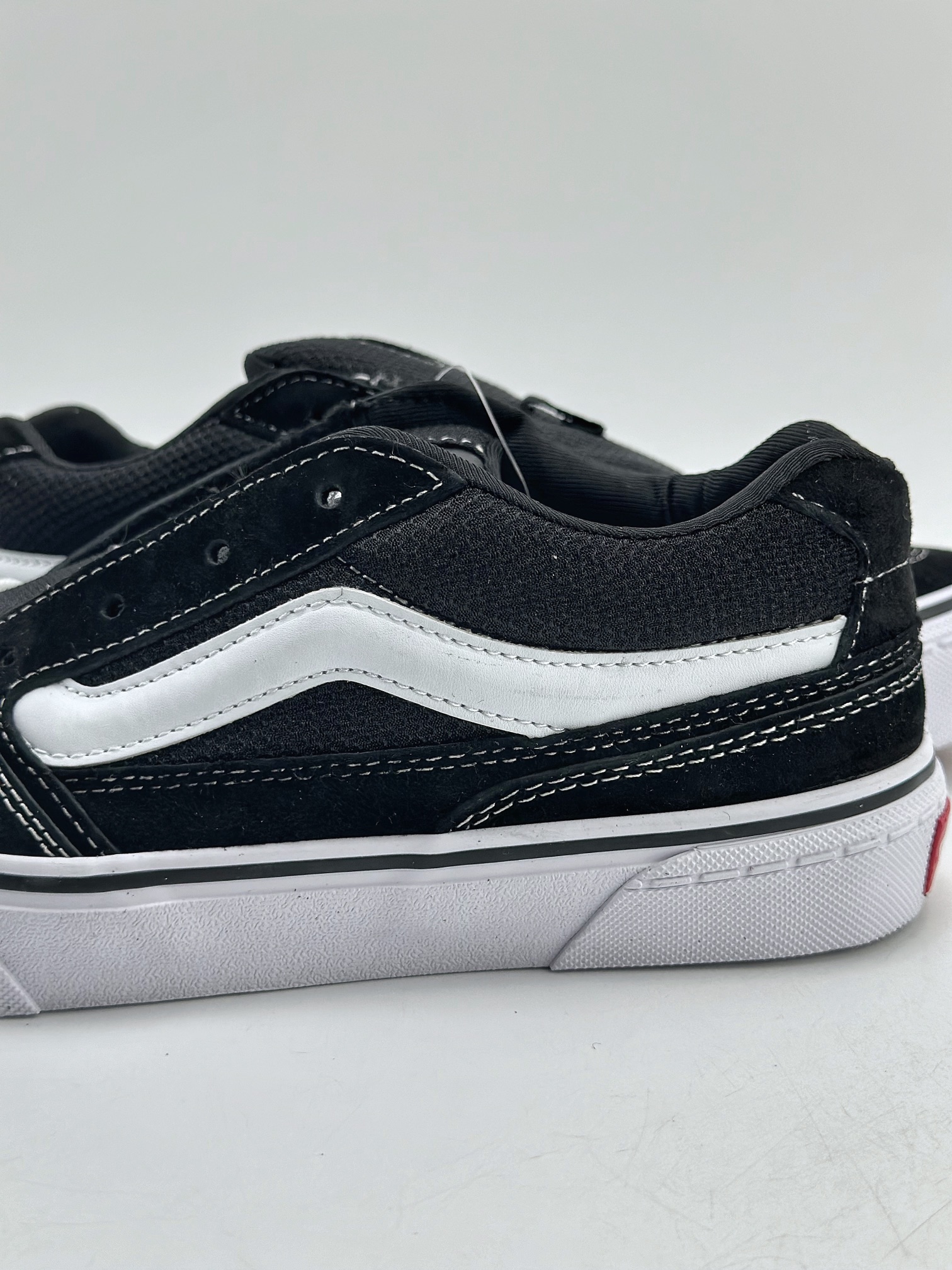 160 Vans Classics Knu Skool 黑白厚鞋舌面包鞋