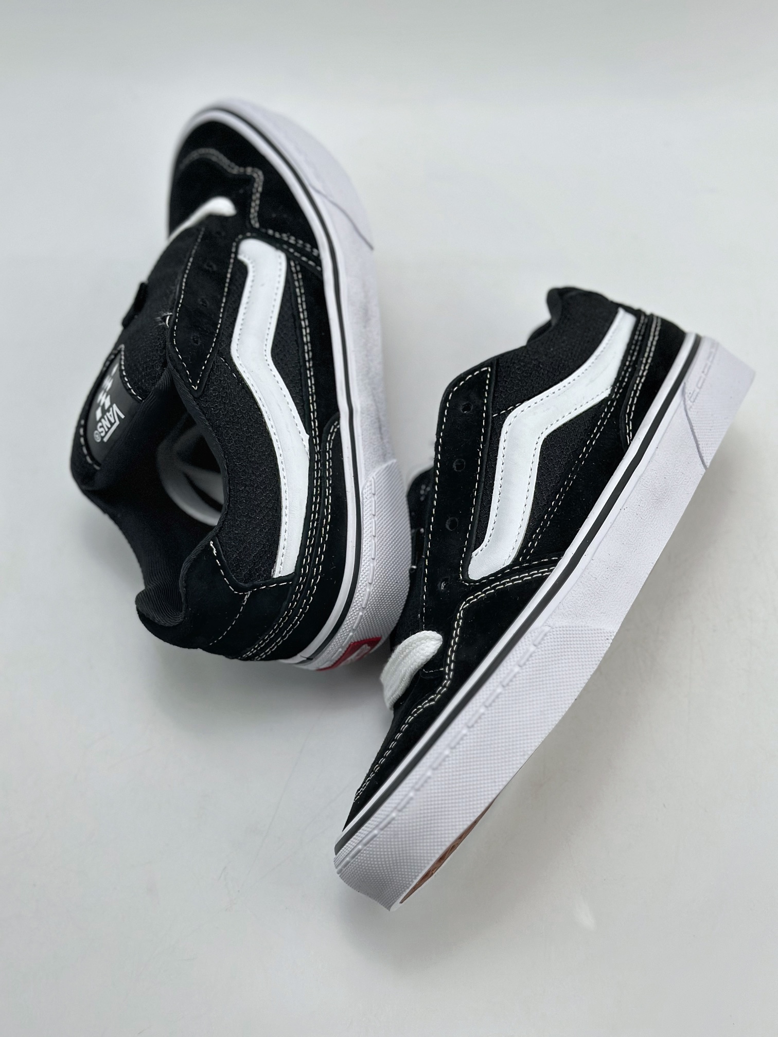 160 Vans Classics Knu Skool 黑白厚鞋舌面包鞋