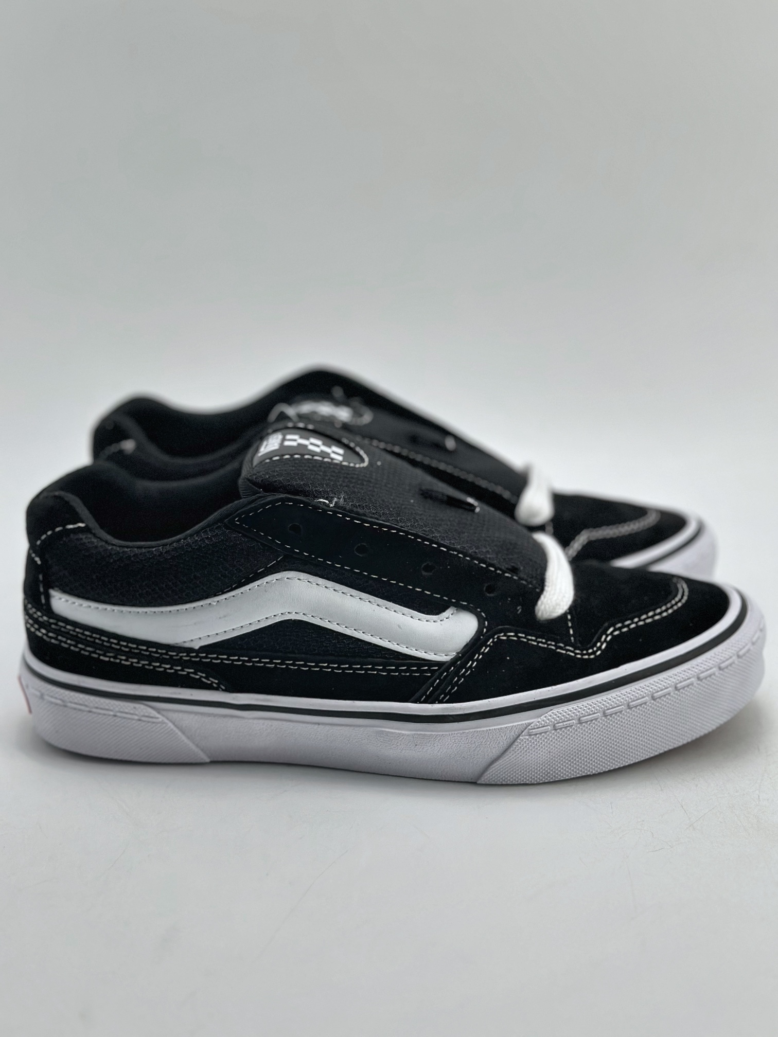 160 Vans Classics Knu Skool 黑白厚鞋舌面包鞋