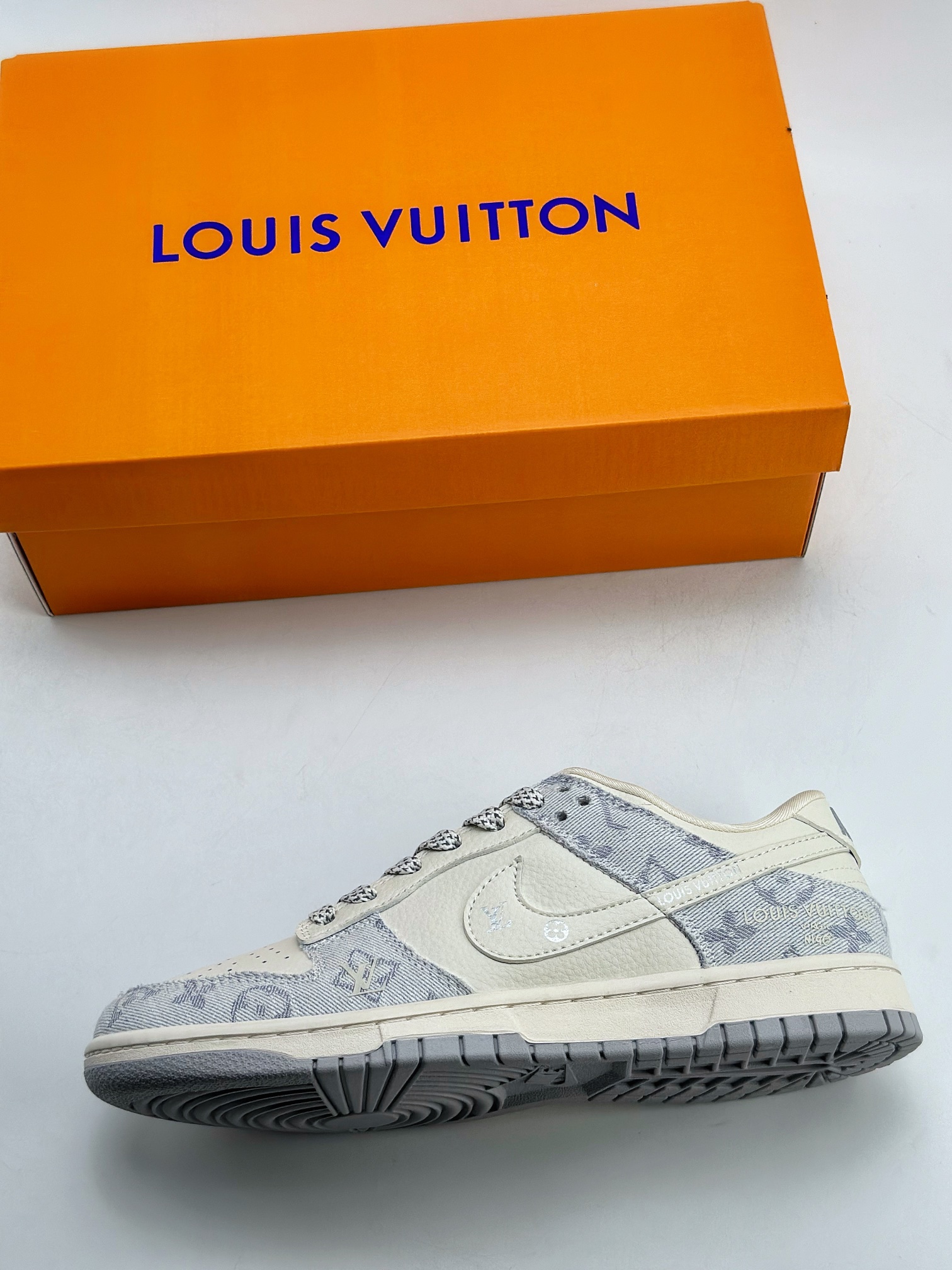 280 Nike SB Dunk Low x Louis Vuitton 白浅蓝牛仔布 FC1688-192