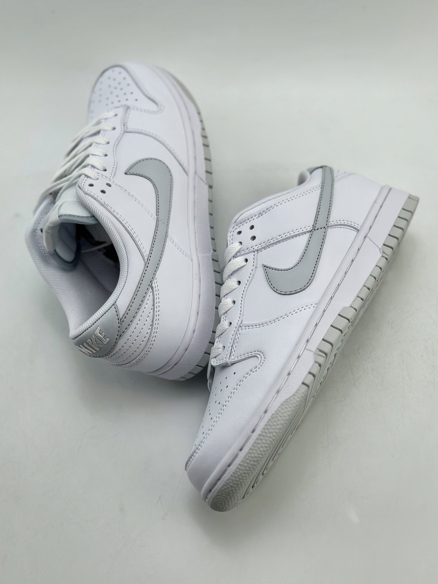 190 NIKE SB Dunk Low "Pure Platinum" 白银 DV0831-101