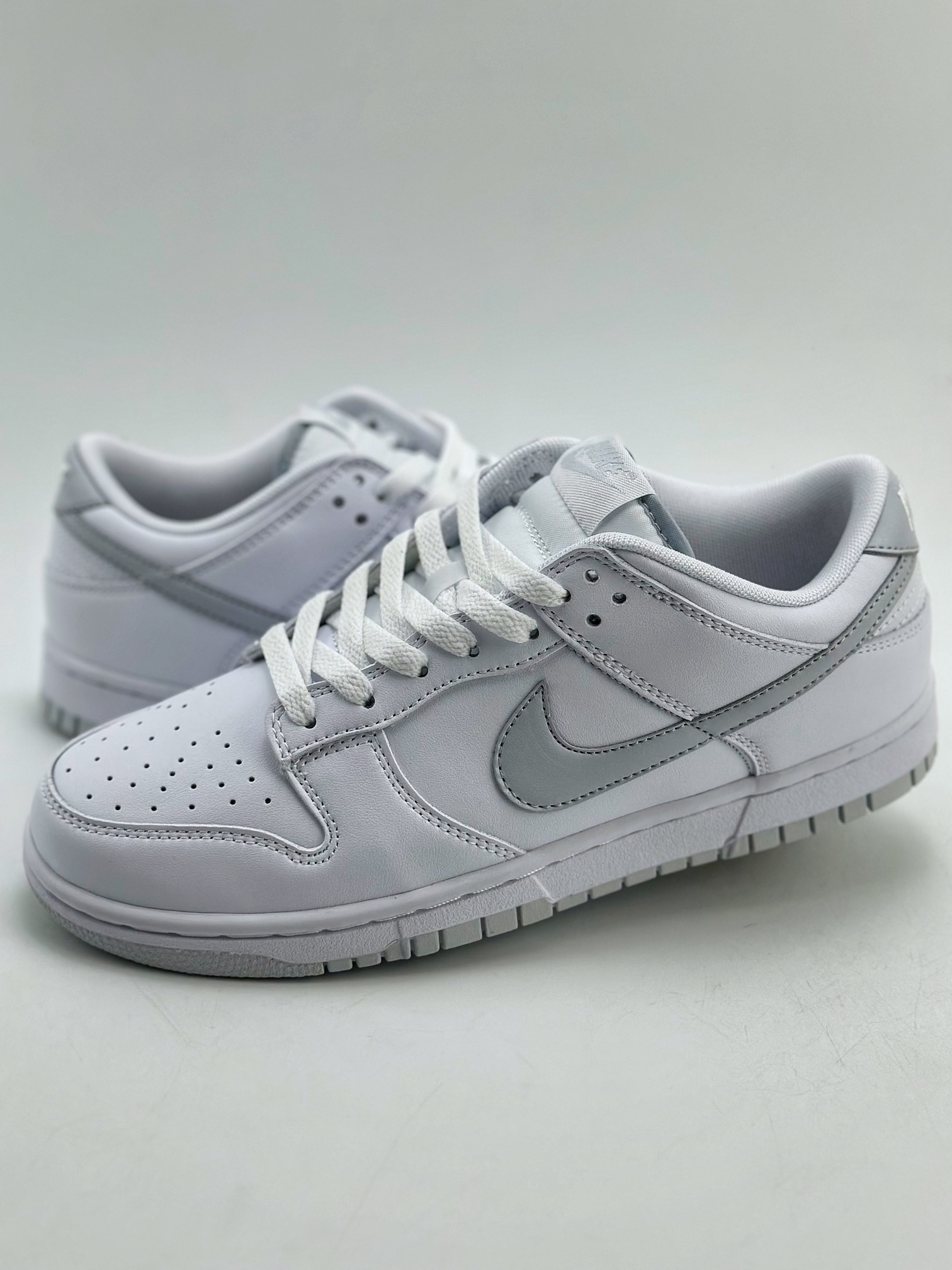 190 NIKE SB Dunk Low “Pure Platinum” 白银 DV0831-101