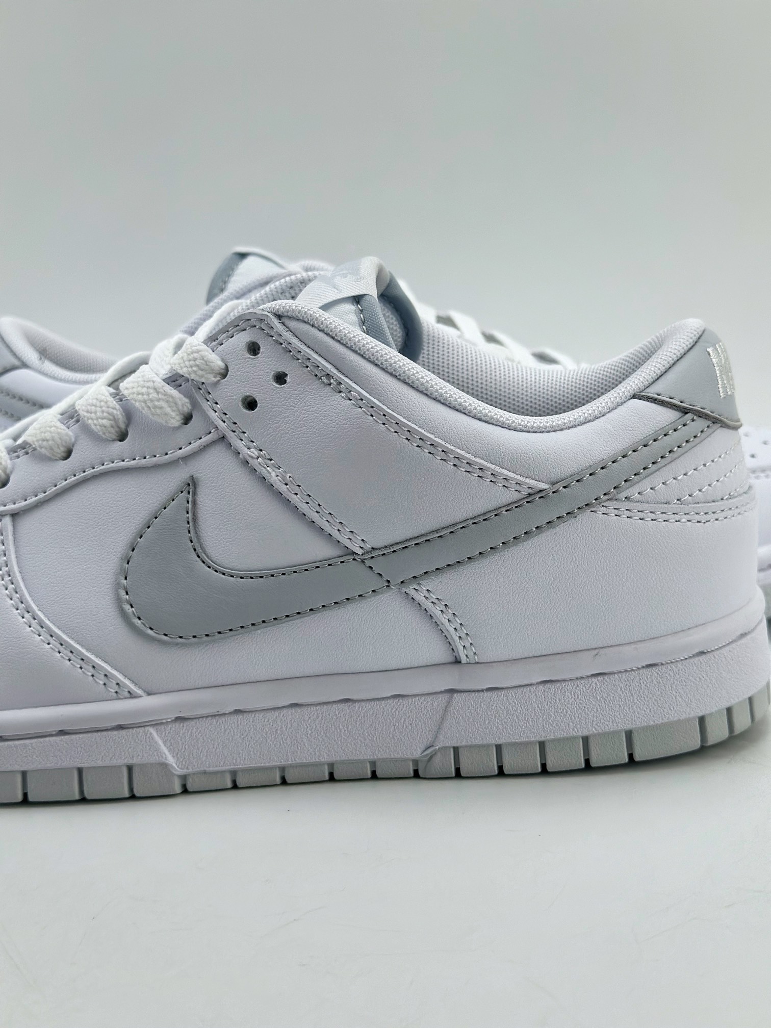 190 NIKE SB Dunk Low "Pure Platinum" 白银 DV0831-101