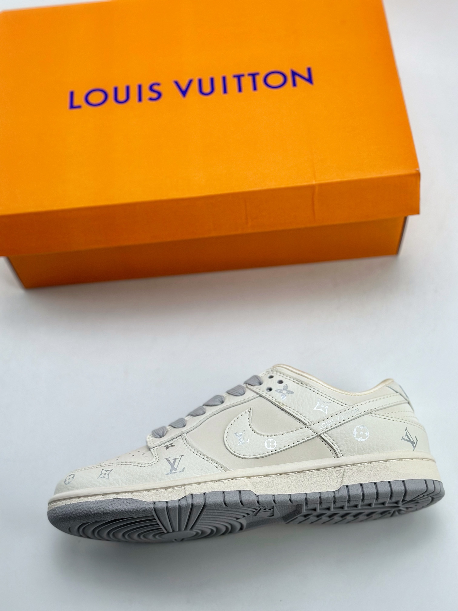 270 Nike SB Dunk Low x Louis Vuitton 白灰 DQ1098-353