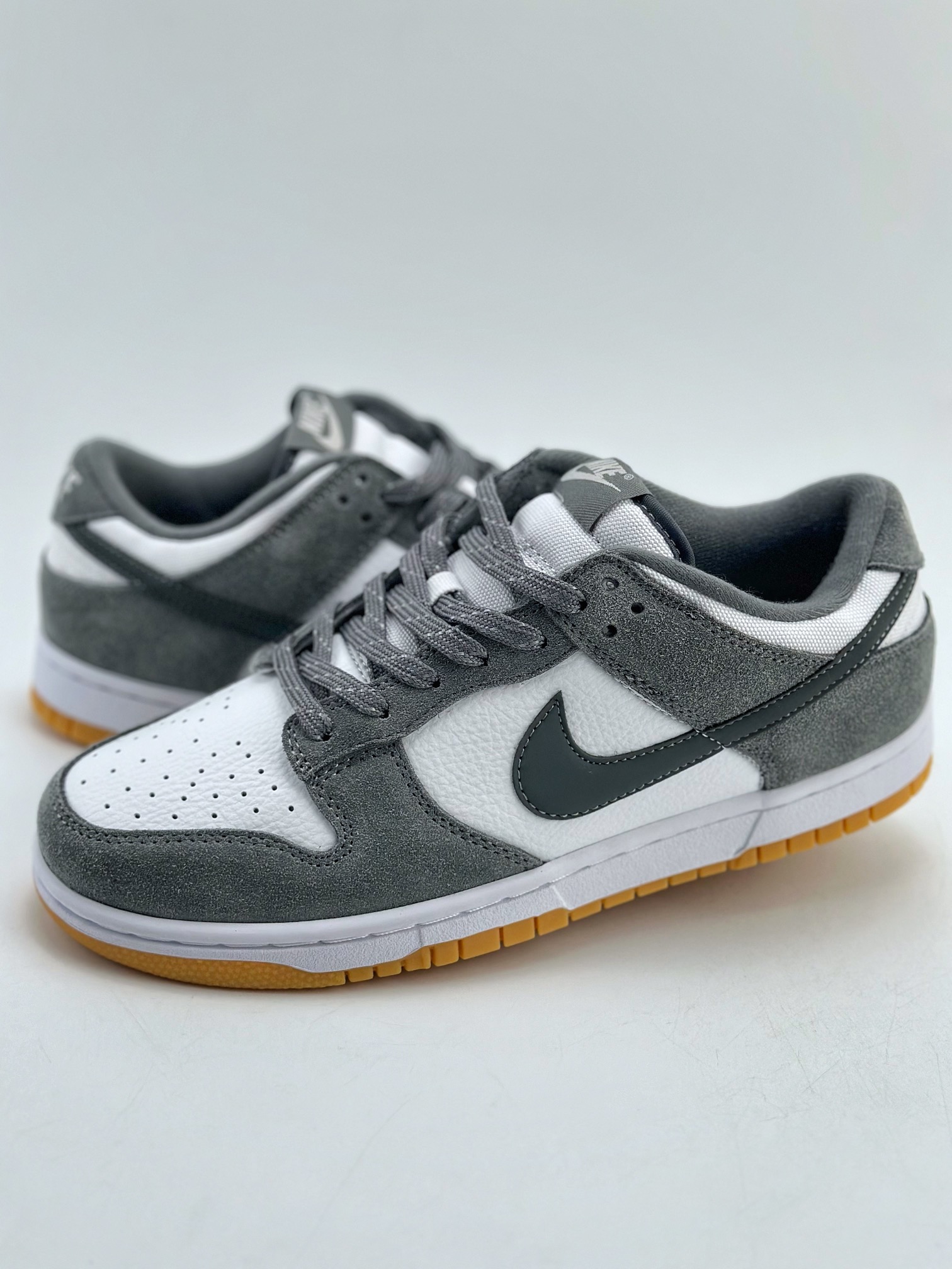 190 NIKE SB Dunk Low “Grey Gum” 白灰生胶 FV0389-100