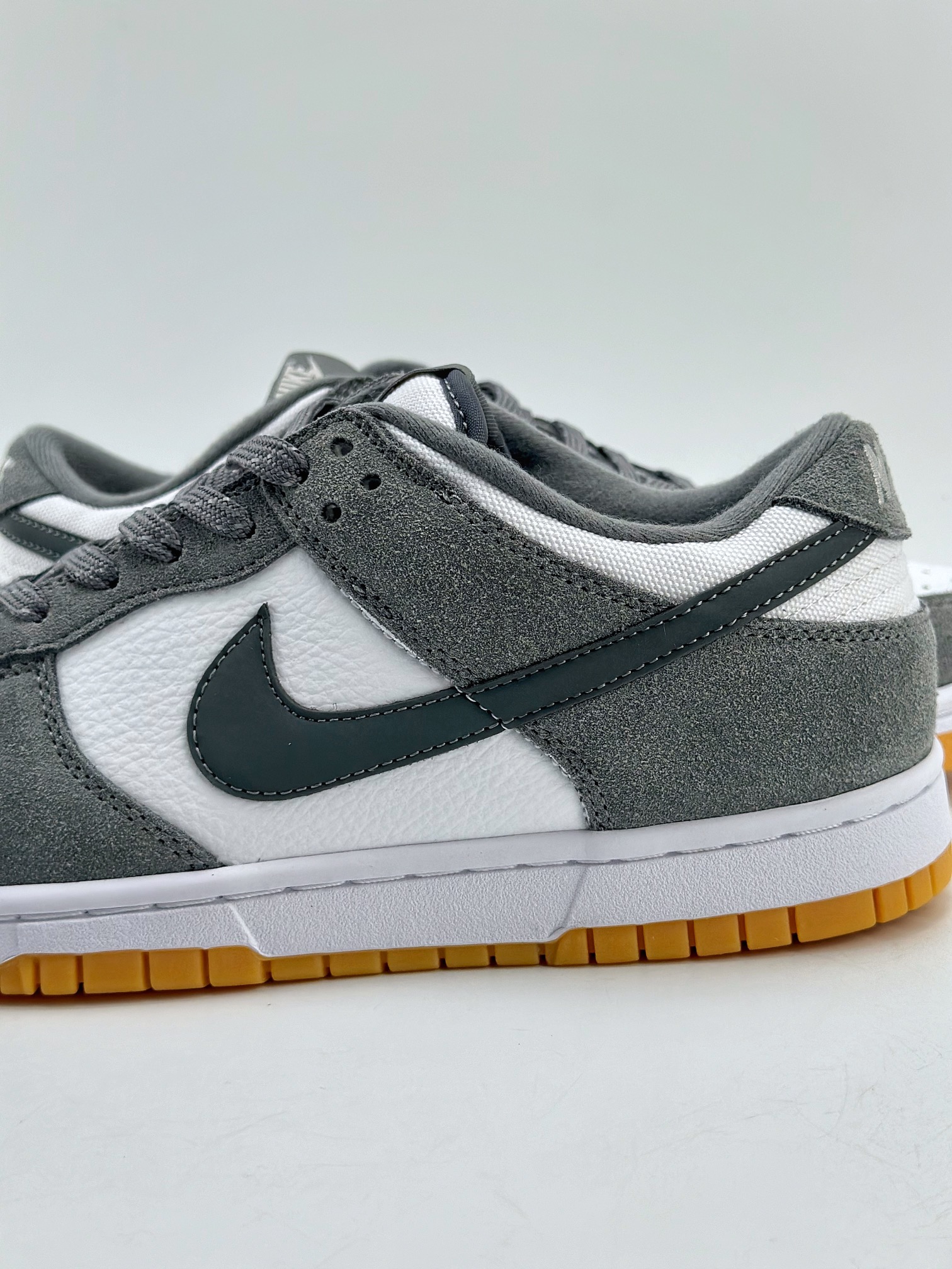 190 NIKE SB Dunk Low "Grey Gum" 白灰生胶 FV0389-100