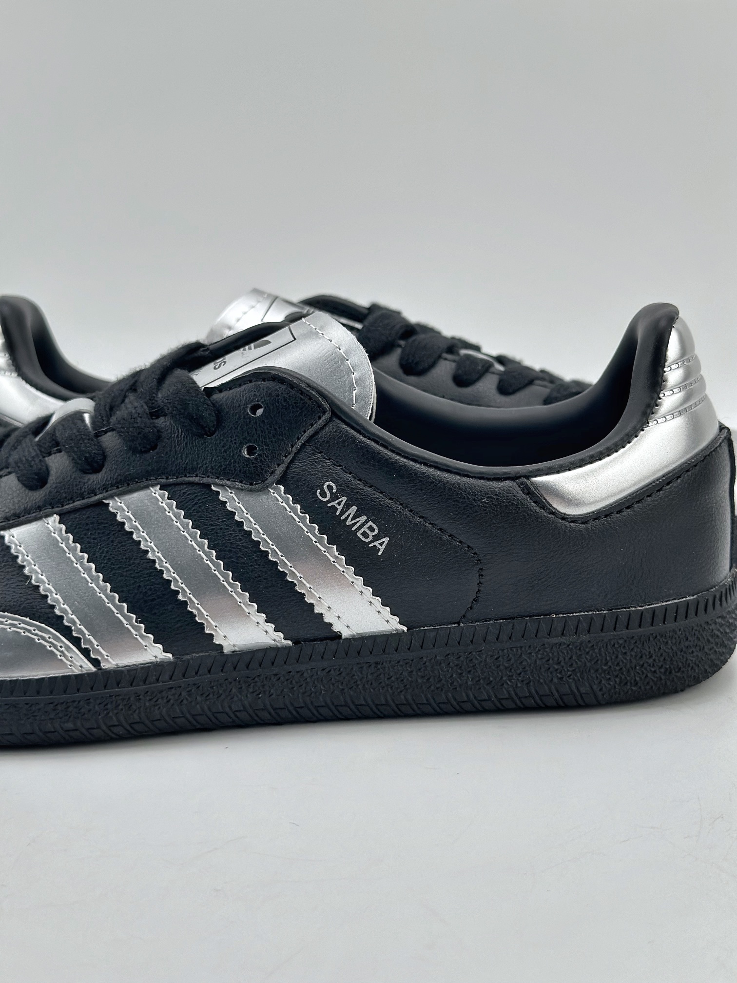 170 adidas originals Samba OG 黑银  IF3918