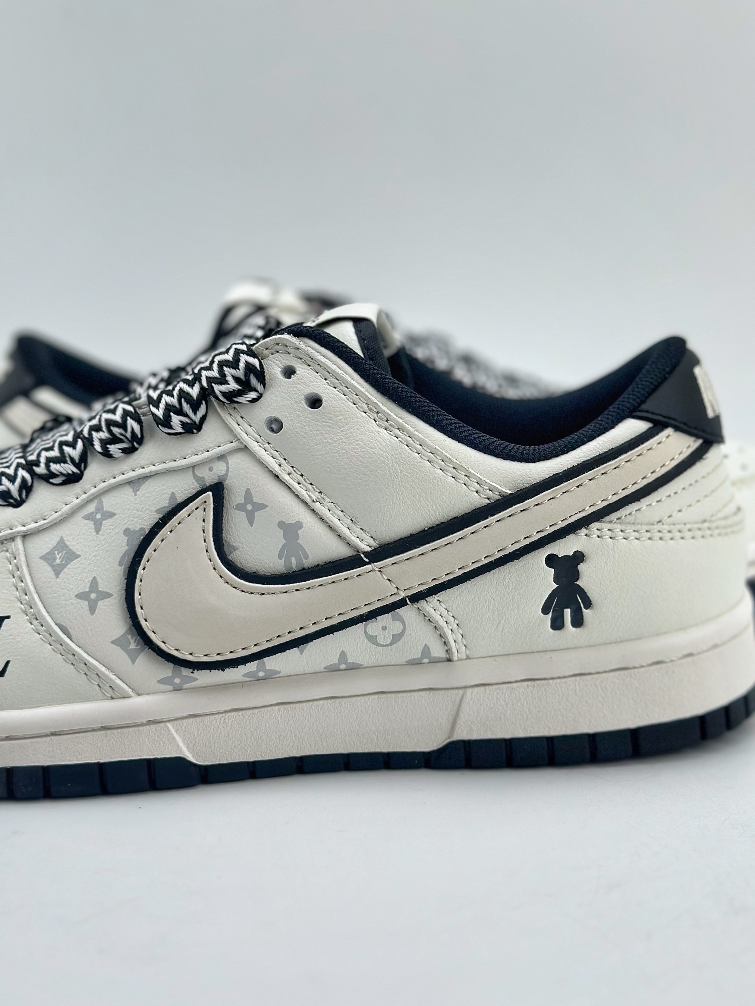 280 Nike SB Dunk Low x Louis Vuitton 白黑暴力熊绑带 SJ2068-239