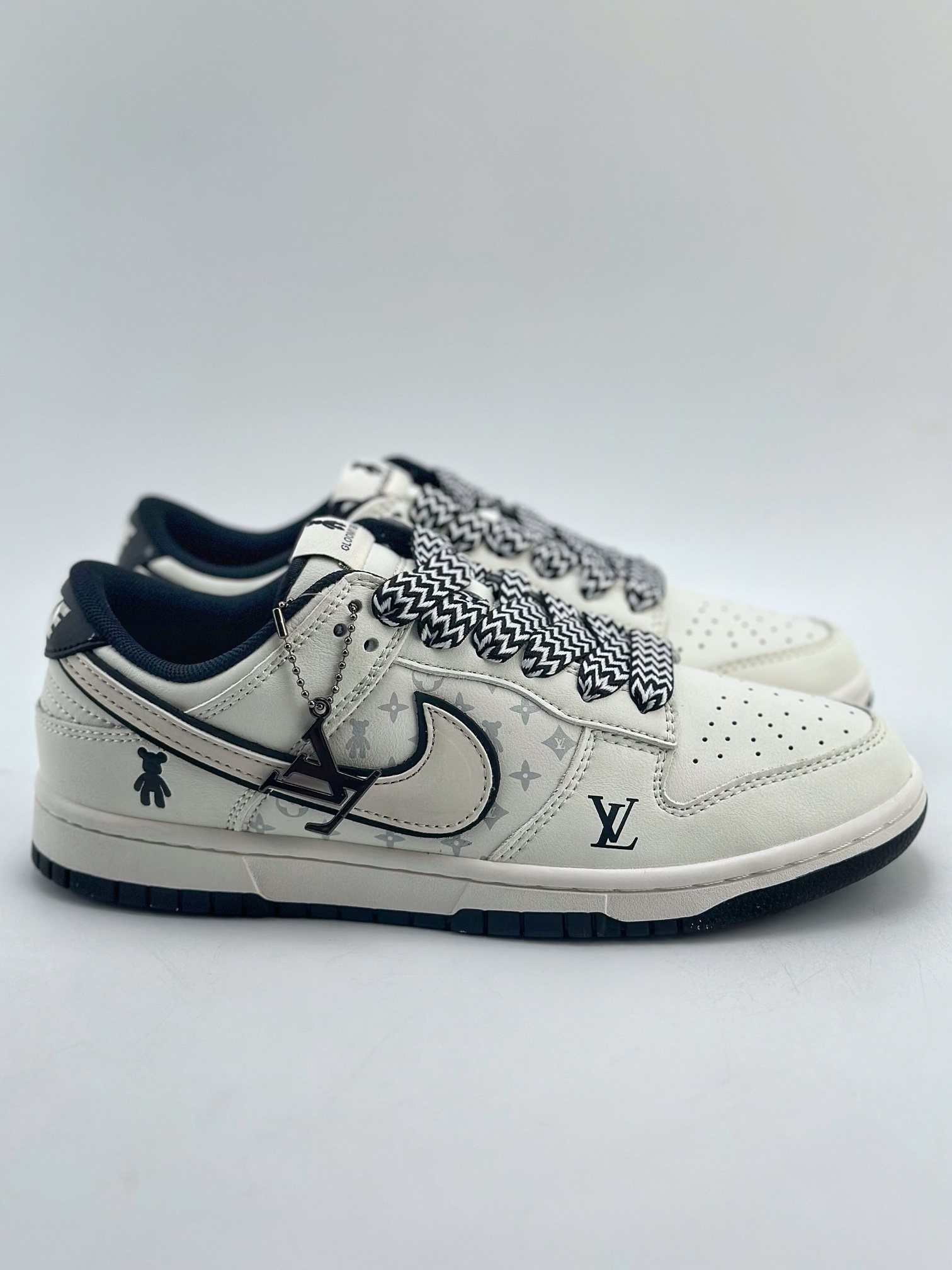 280 Nike SB Dunk Low x Louis Vuitton 白黑暴力熊绑带 SJ2068-239