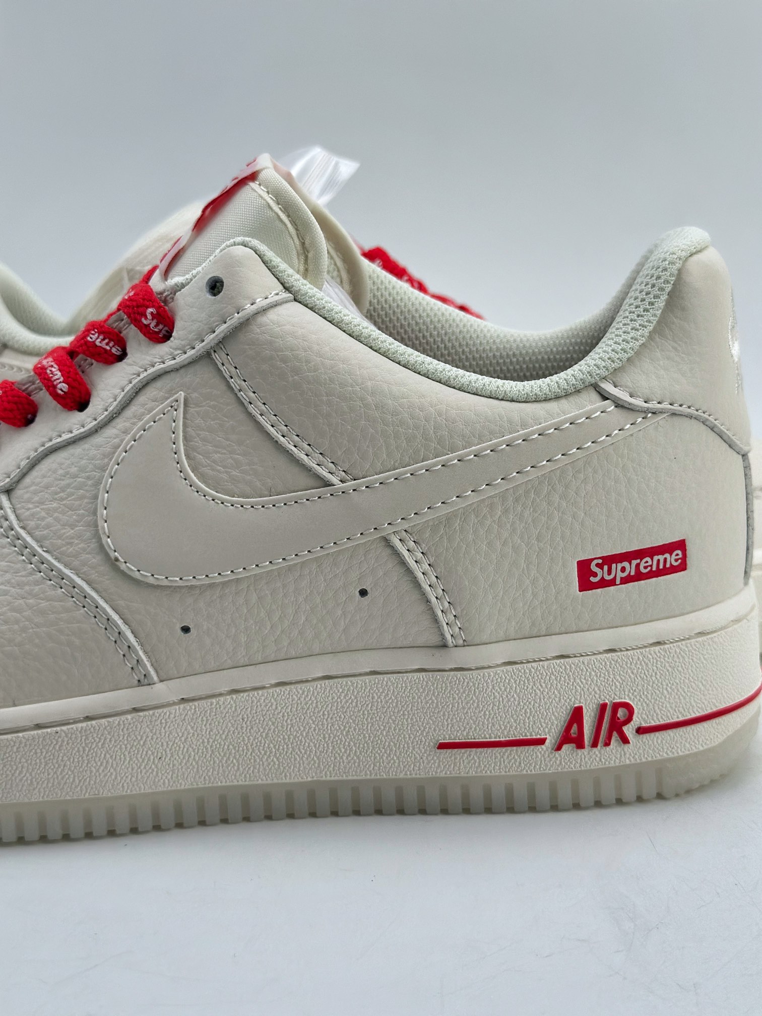 200 Nike Air Force 1 Low 07 x Supreme 联名白红 SU0220-001