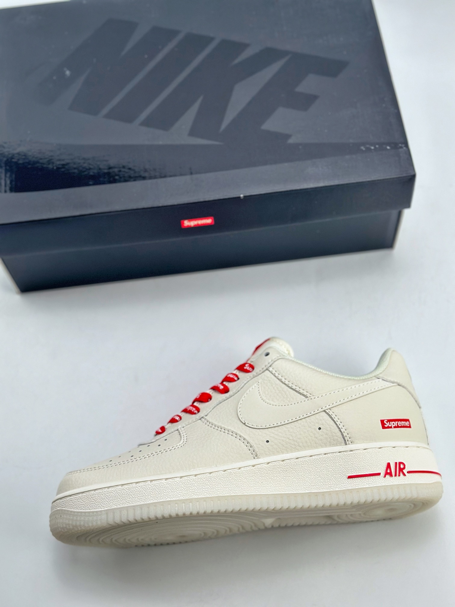 200 Nike Air Force 1 Low 07 x Supreme 联名白红 SU0220-001