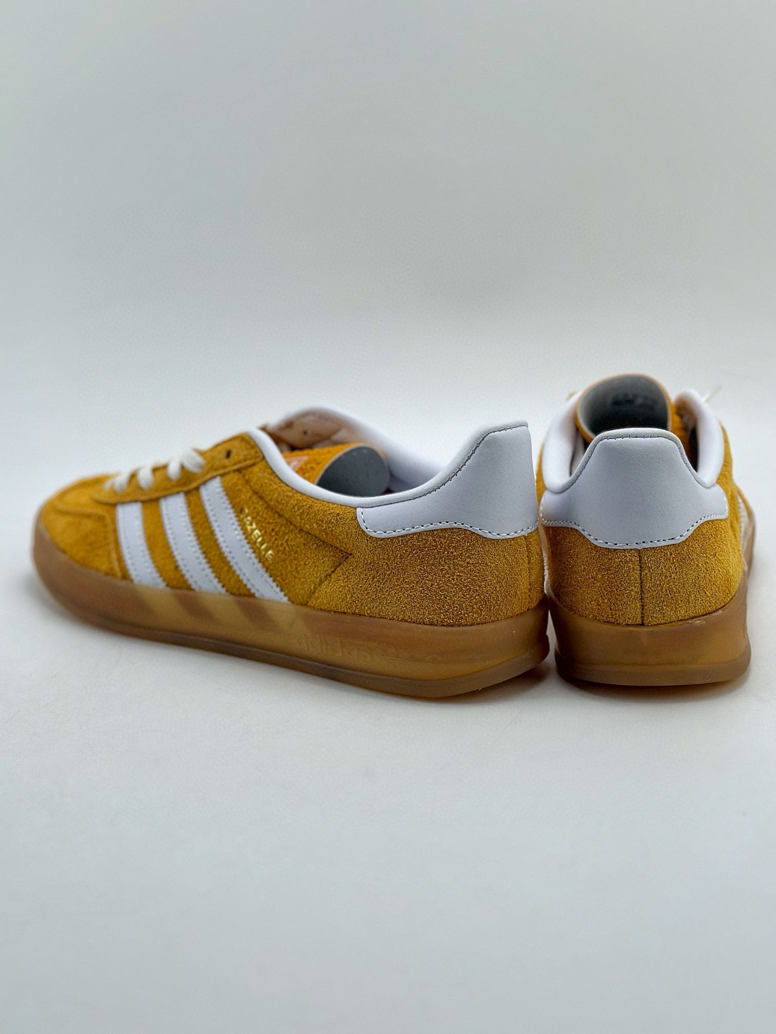 adidas Originals Gazelle INdoor M 三叶草休闲防滑耐磨低帮板鞋  HQ8716