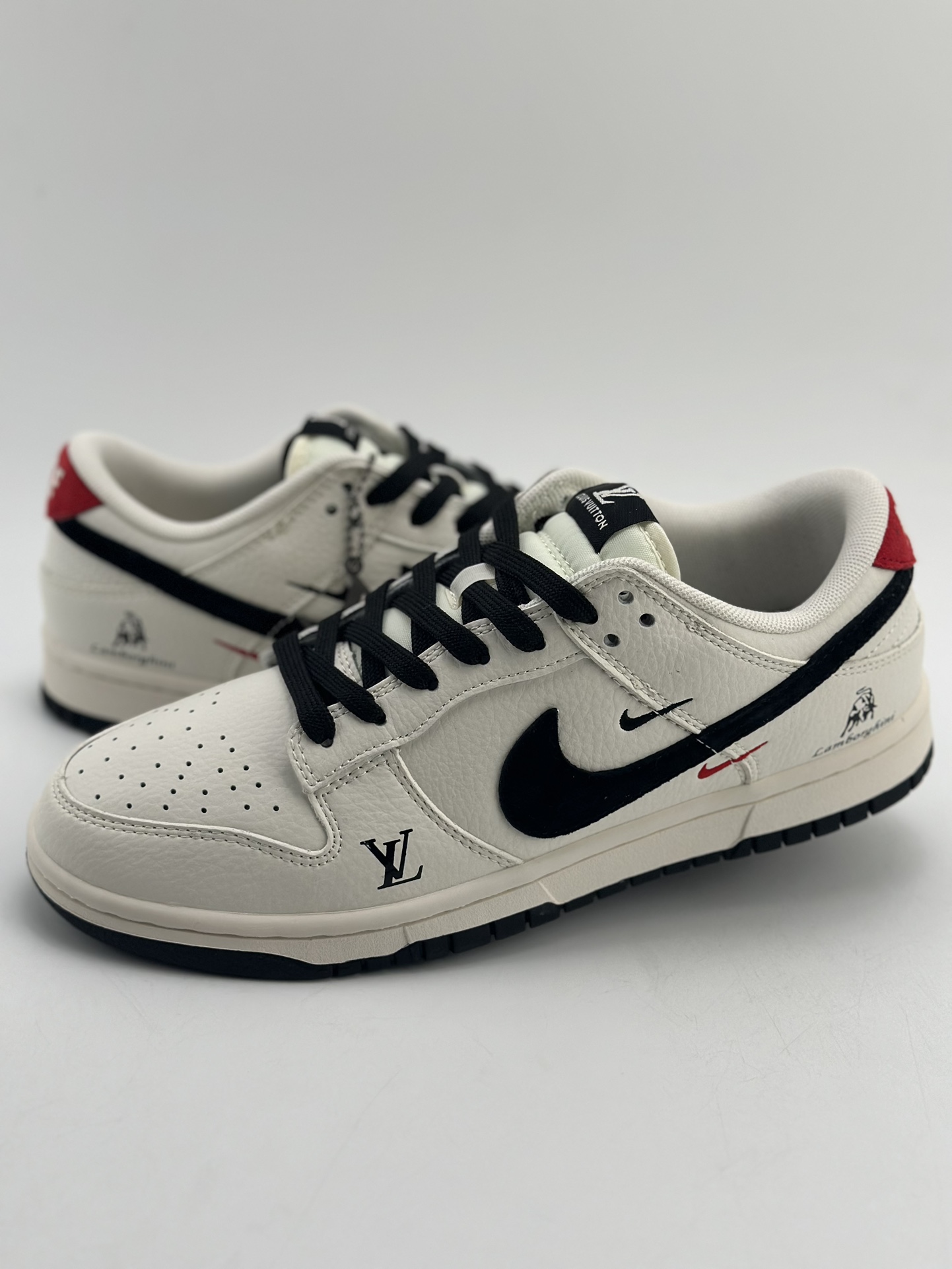 280 Nike SB Dunk Low x Louis Vuitton 白黑红三钩 FC1688-190