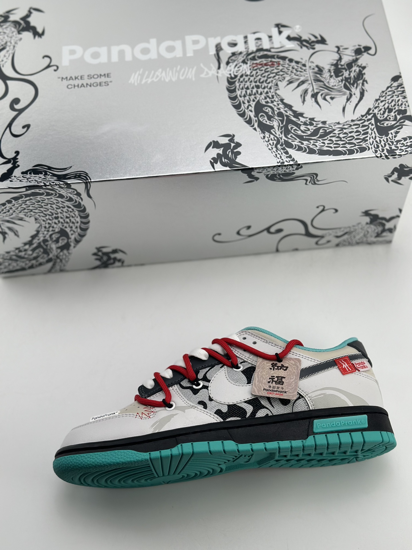 280 Nike SB Dunk Low 熊猫恶作剧 CNY 龙年限定游龙则灵DV0833-101