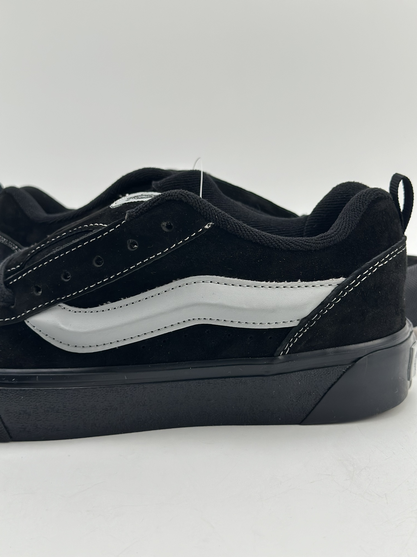 140 Vans Classics Knu Skool 厚鞋舌面包鞋