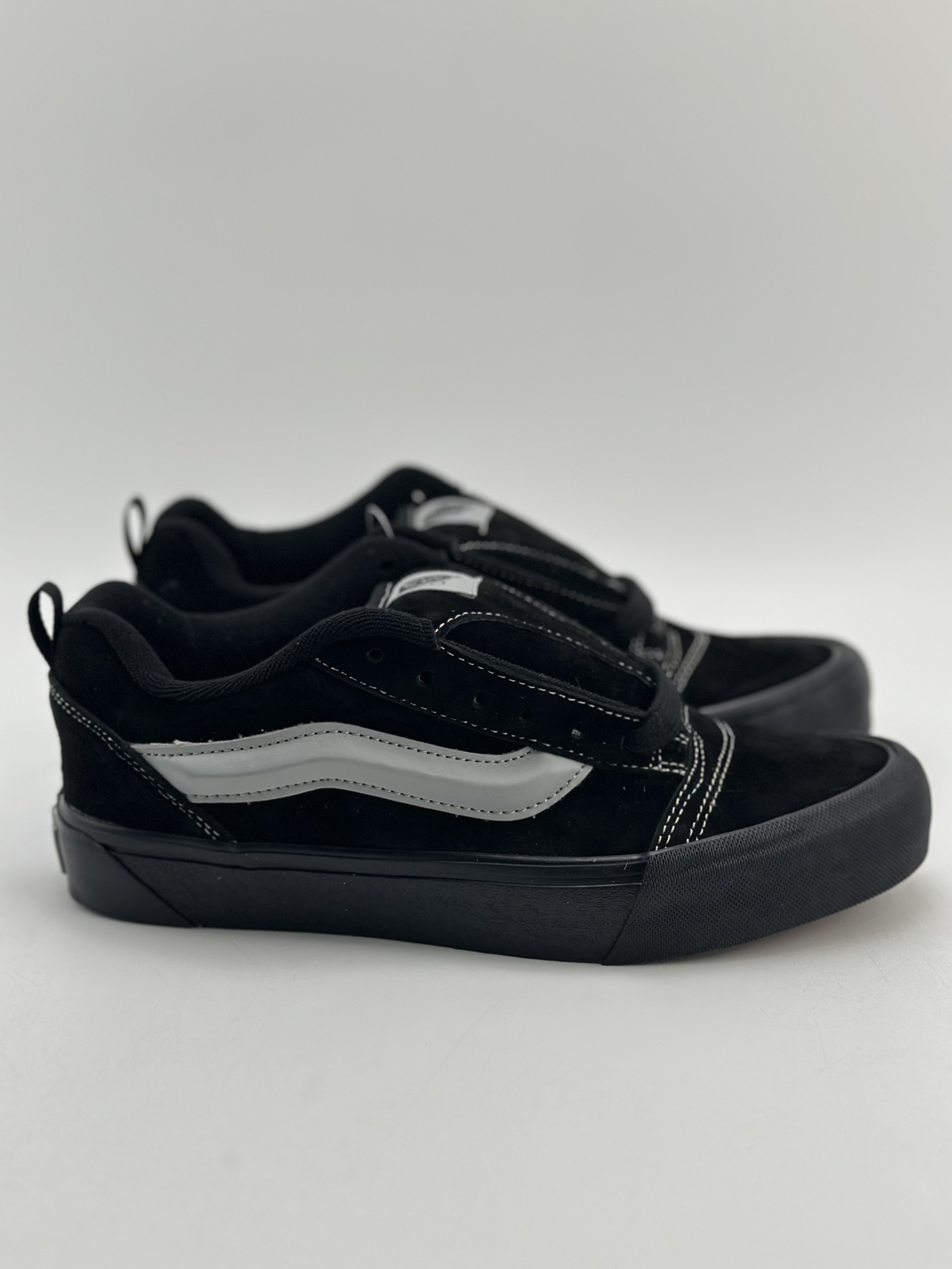 140 Vans Classics Knu Skool 厚鞋舌面包鞋