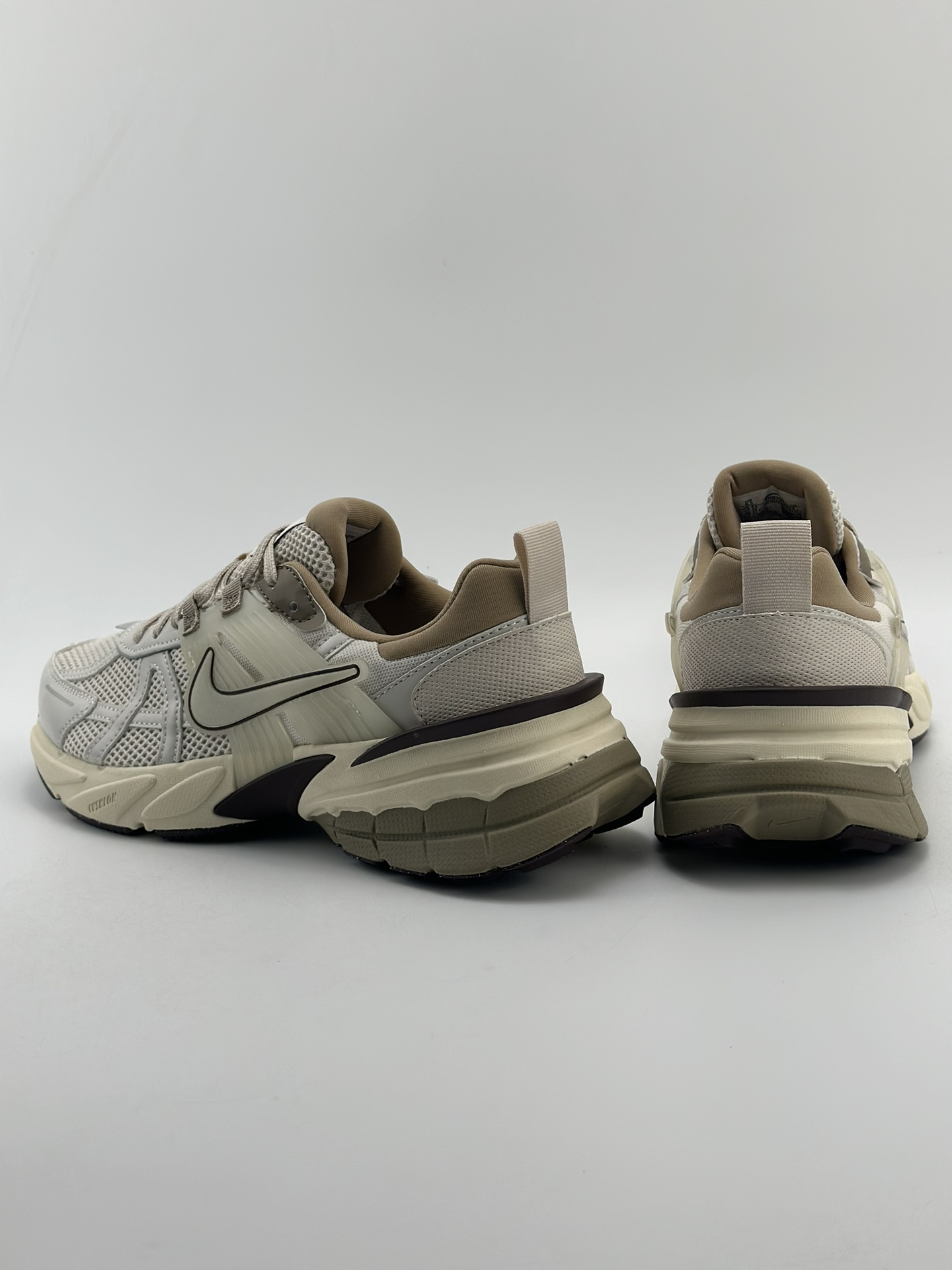 220 NIKE V2K Runtekk 沙黄 减震防滑复古低帮跑步鞋  FD0736-103