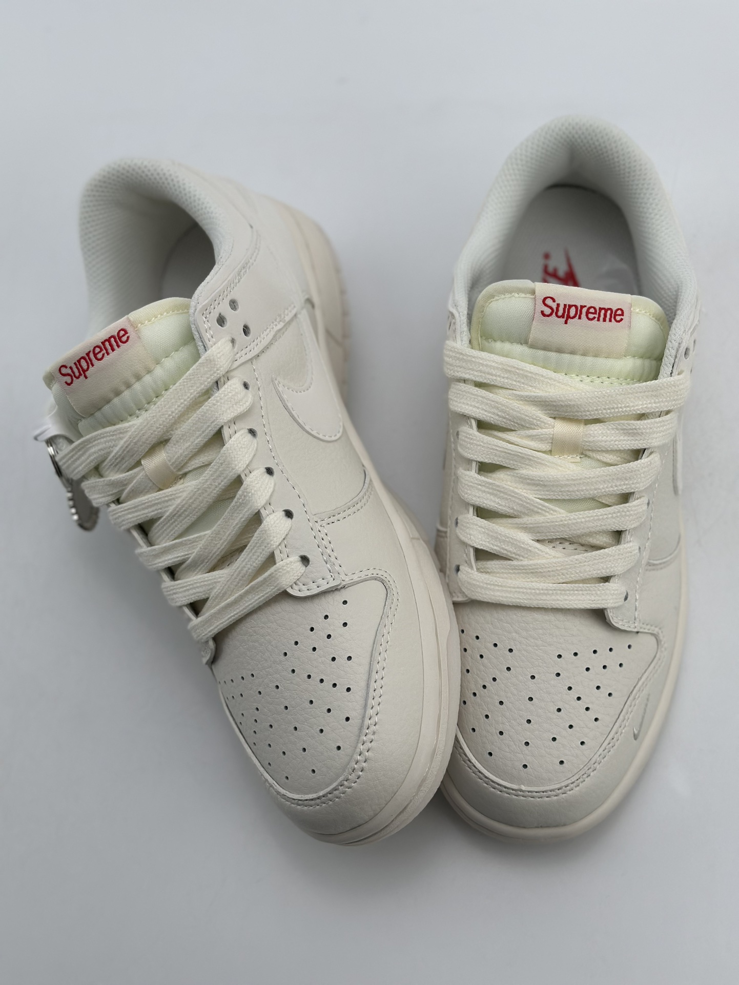 280 Nike SB Dunk Low x Supreme 奶白三钩 BB8675-104