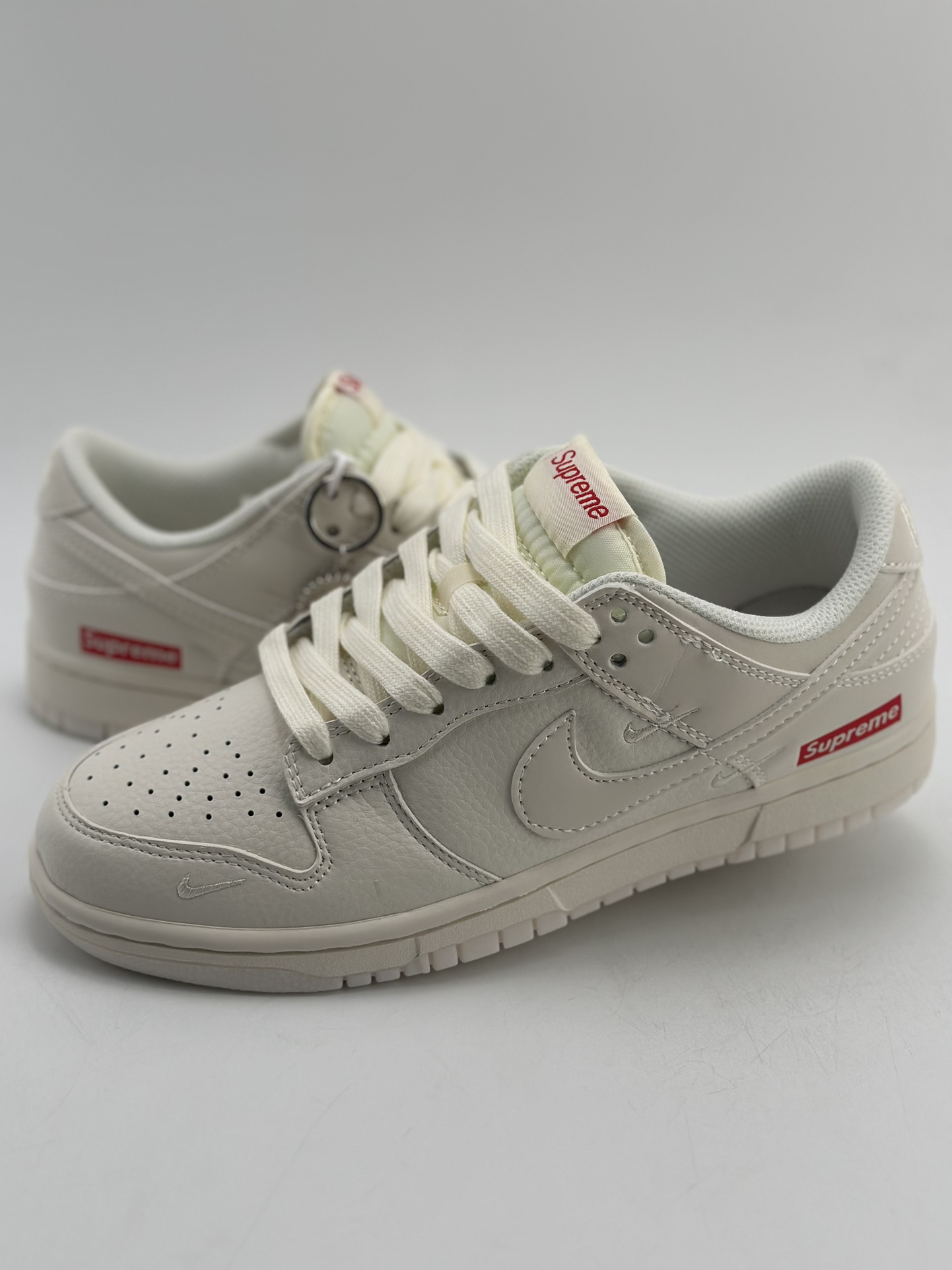 280 Nike SB Dunk Low x Supreme 奶白三钩 BB8675-104