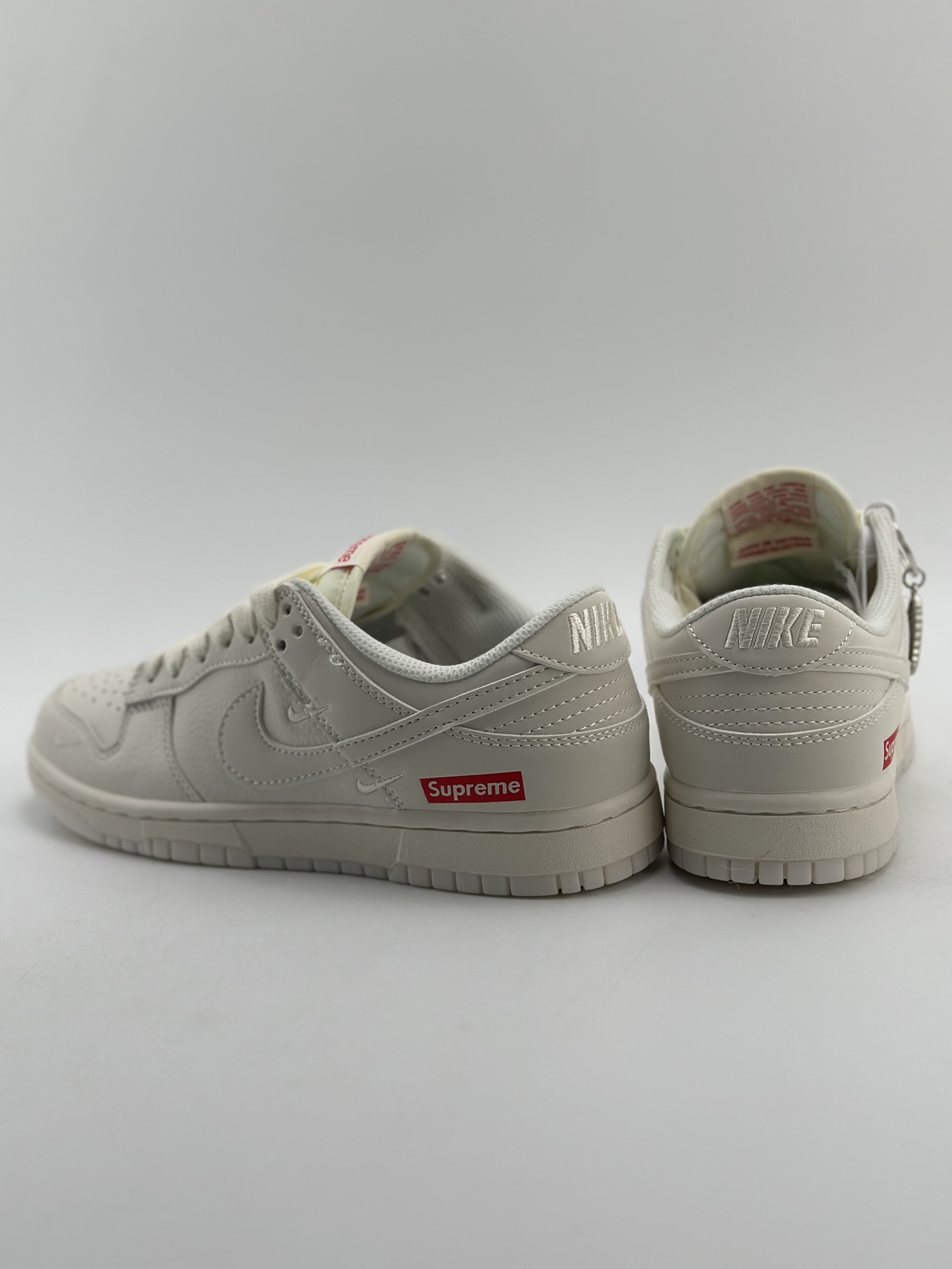 280 Nike SB Dunk Low x Supreme 奶白三钩 BB8675-104