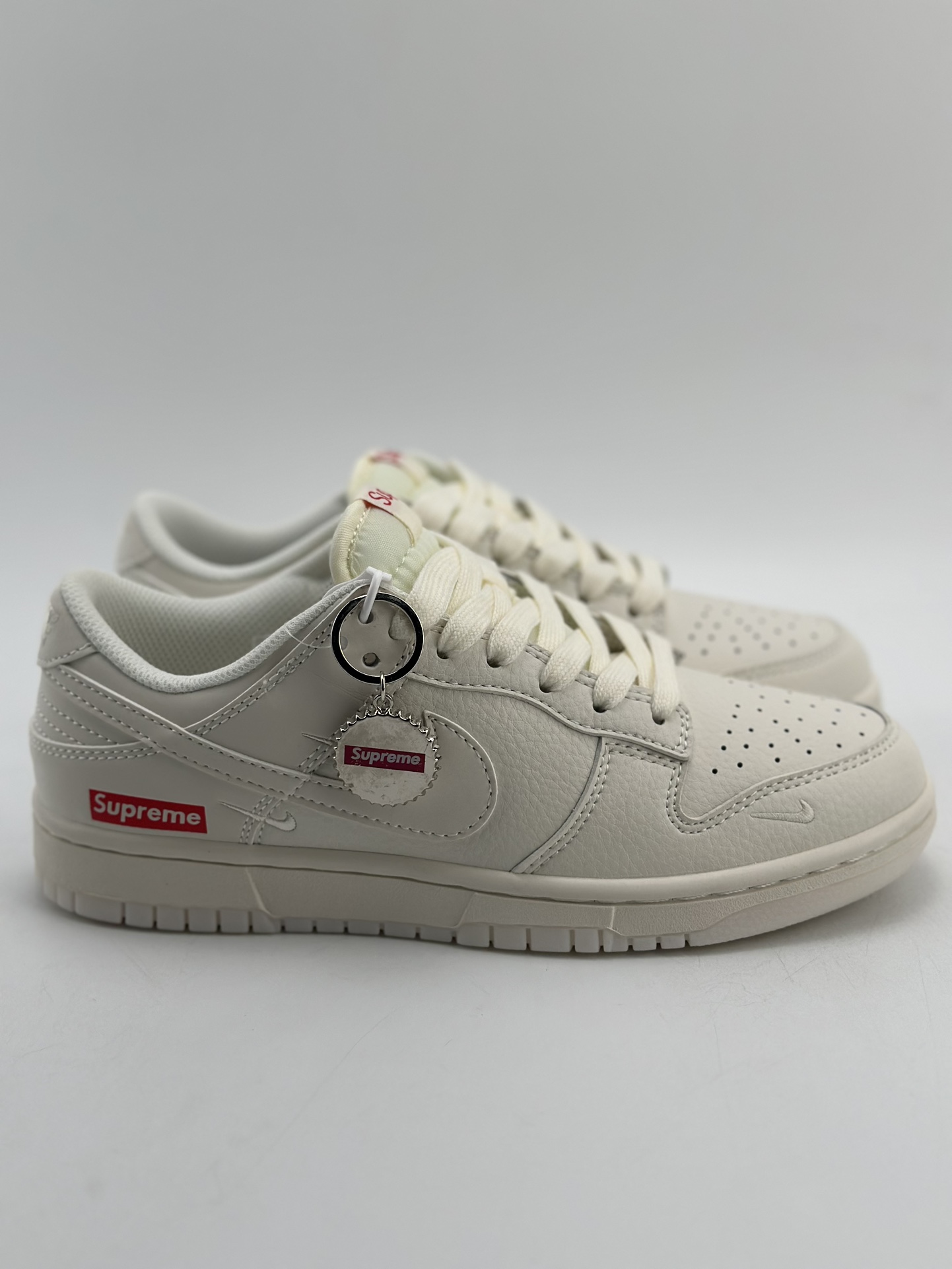 280 Nike SB Dunk Low x Supreme 奶白三钩 BB8675-104