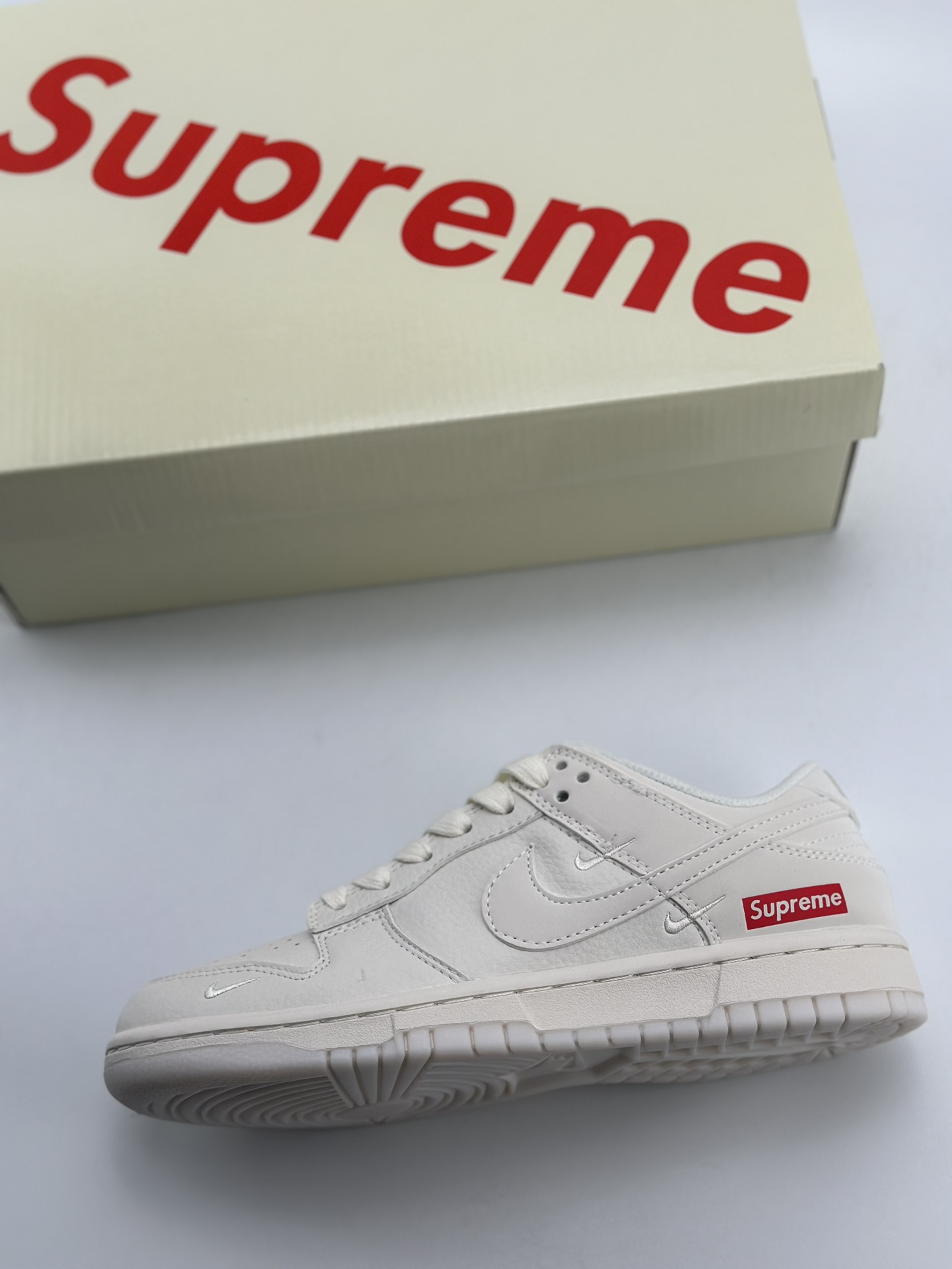 280 Nike SB Dunk Low x Supreme 奶白三钩 BB8675-104