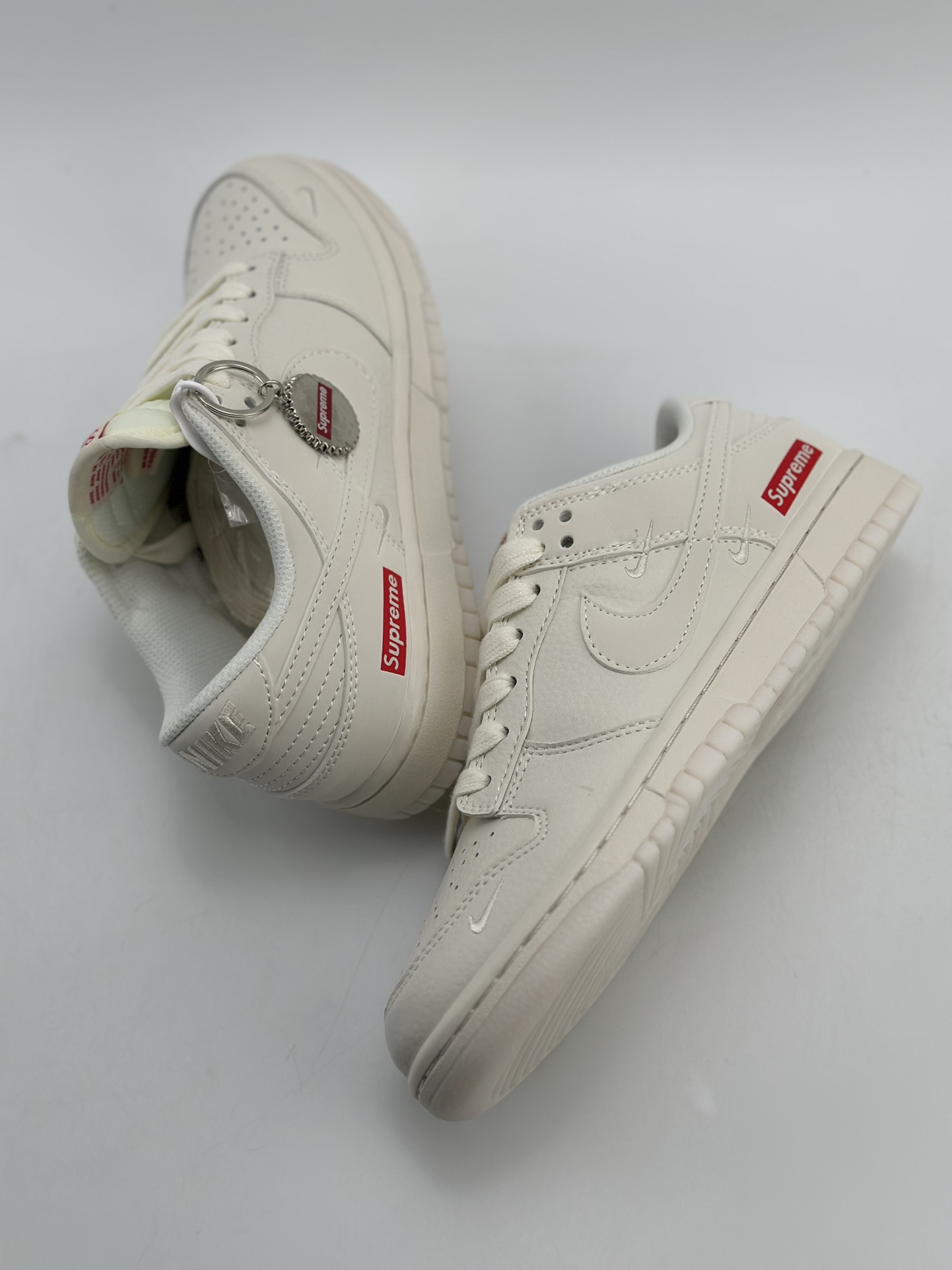 280 Nike SB Dunk Low x Supreme 奶白三钩 BB8675-104