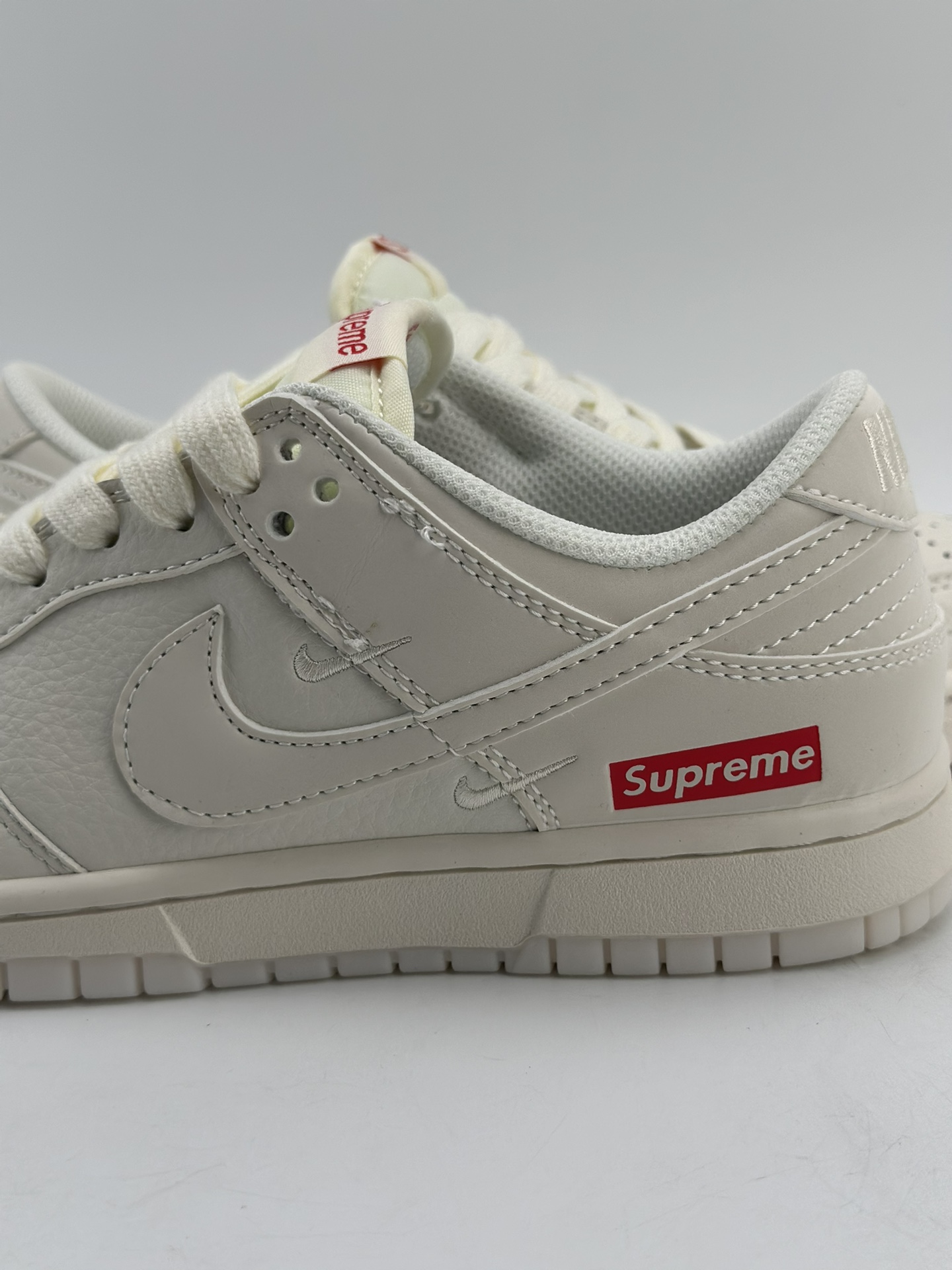 280 Nike SB Dunk Low x Supreme 奶白三钩 BB8675-104