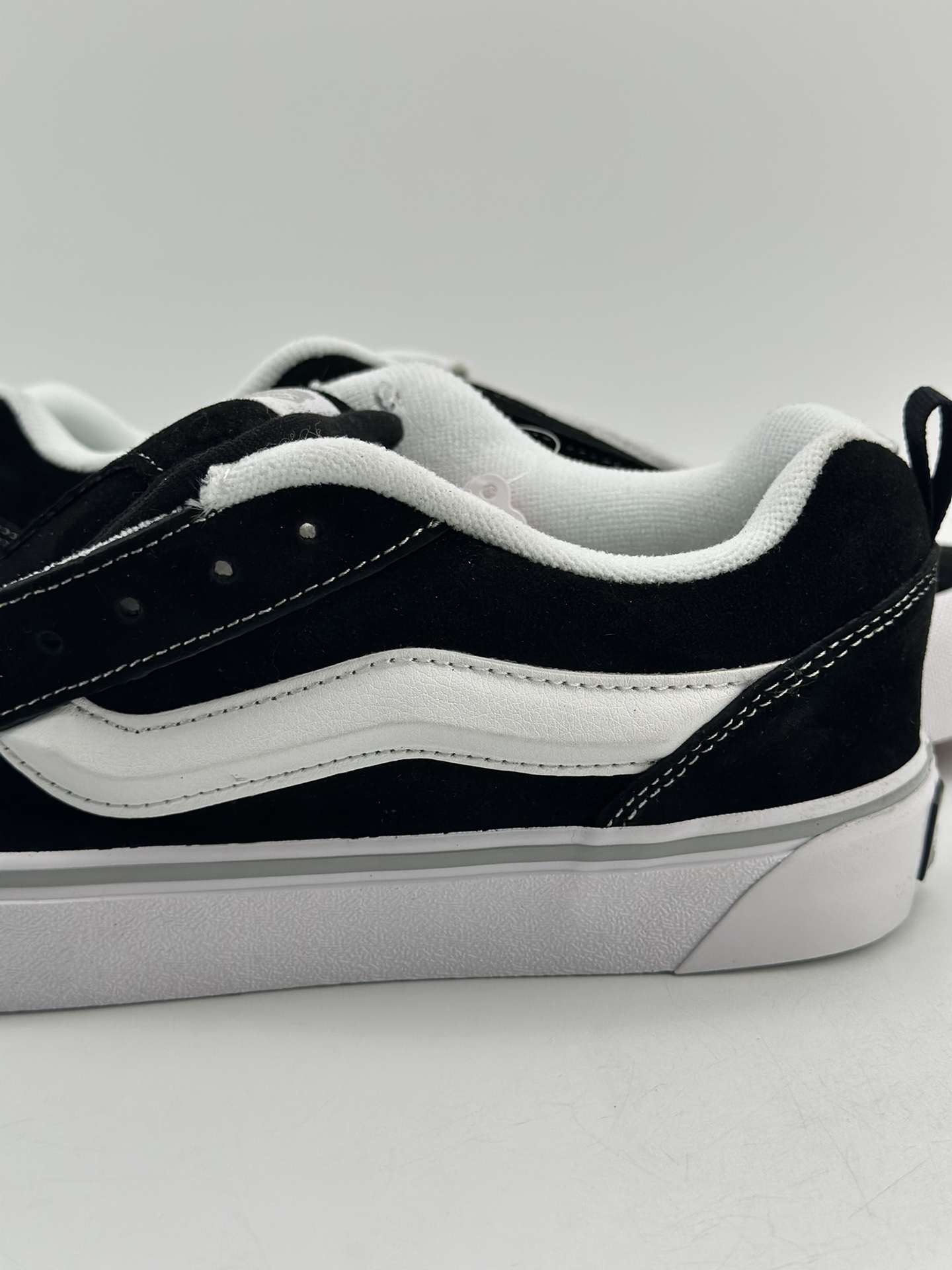 140 Vans Classics Knu Skool 黑白厚鞋舌面包鞋