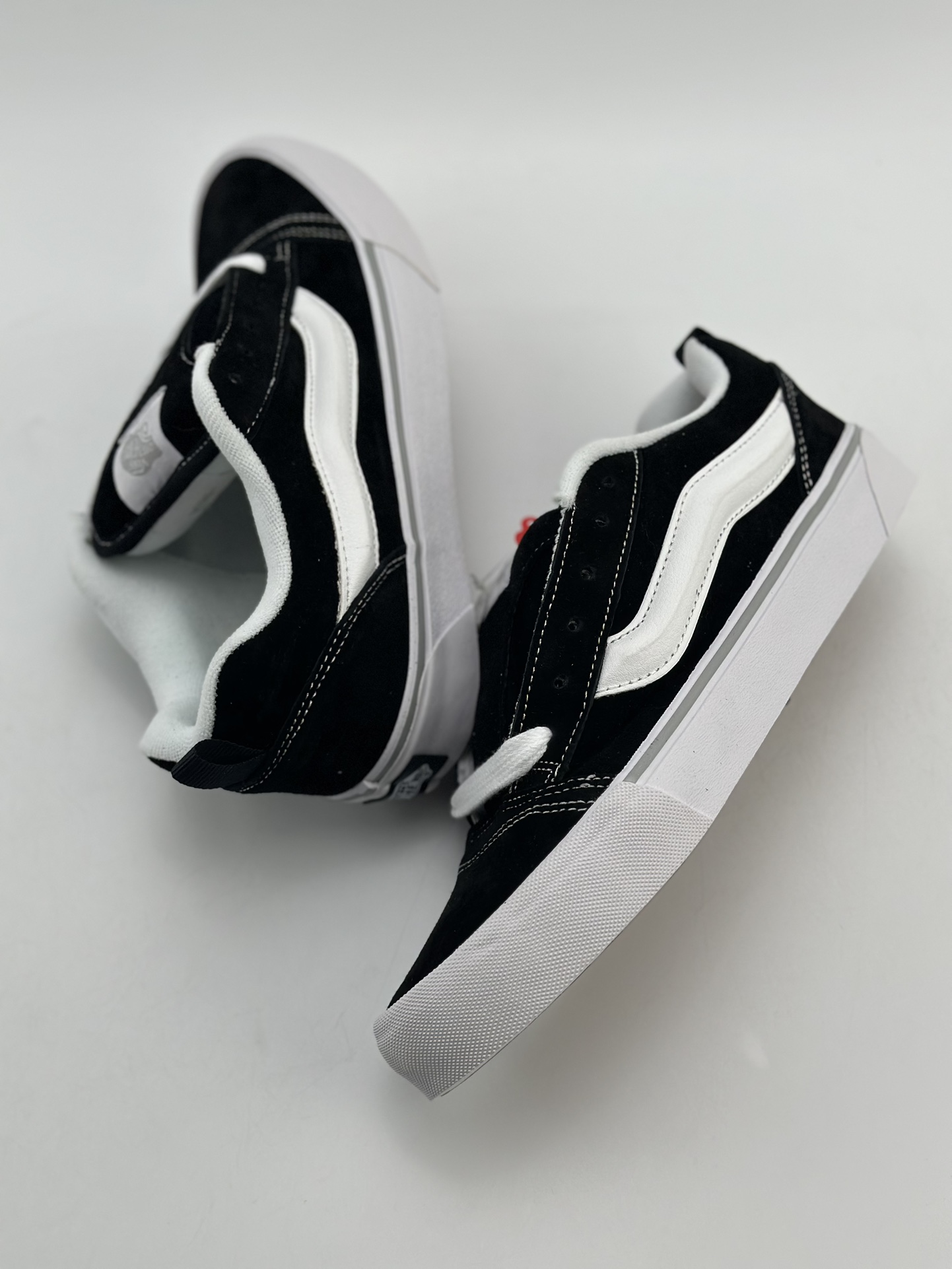 140 Vans Classics Knu Skool 黑白厚鞋舌面包鞋