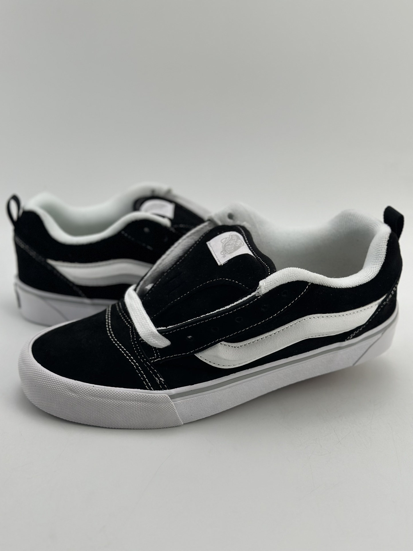 140 Vans Classics Knu Skool 黑白厚鞋舌面包鞋