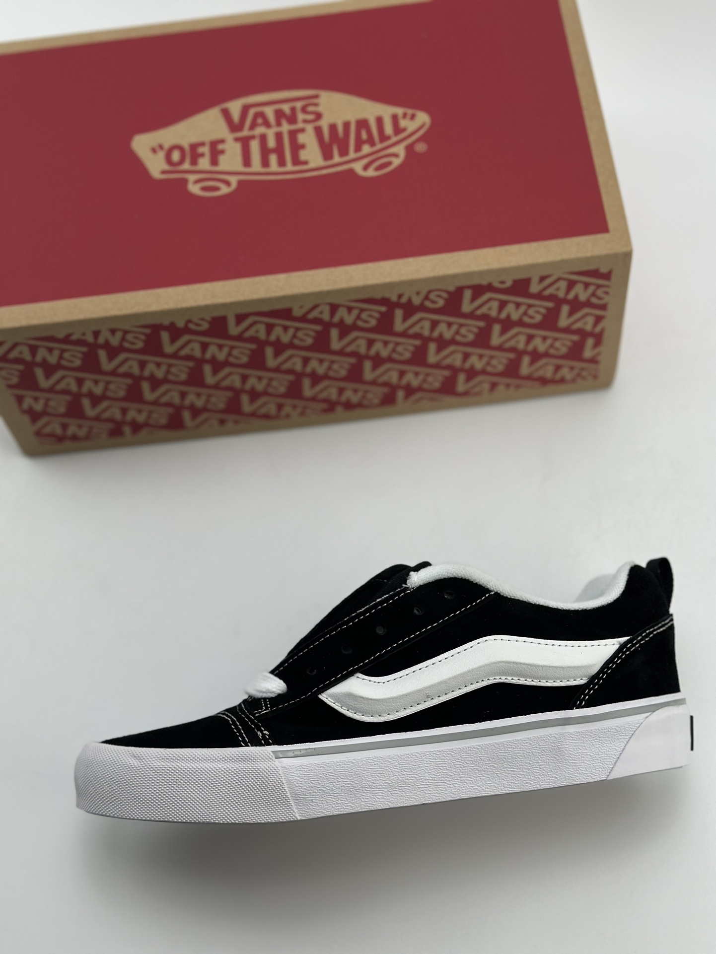 140 Vans Classics Knu Skool 黑白厚鞋舌面包鞋