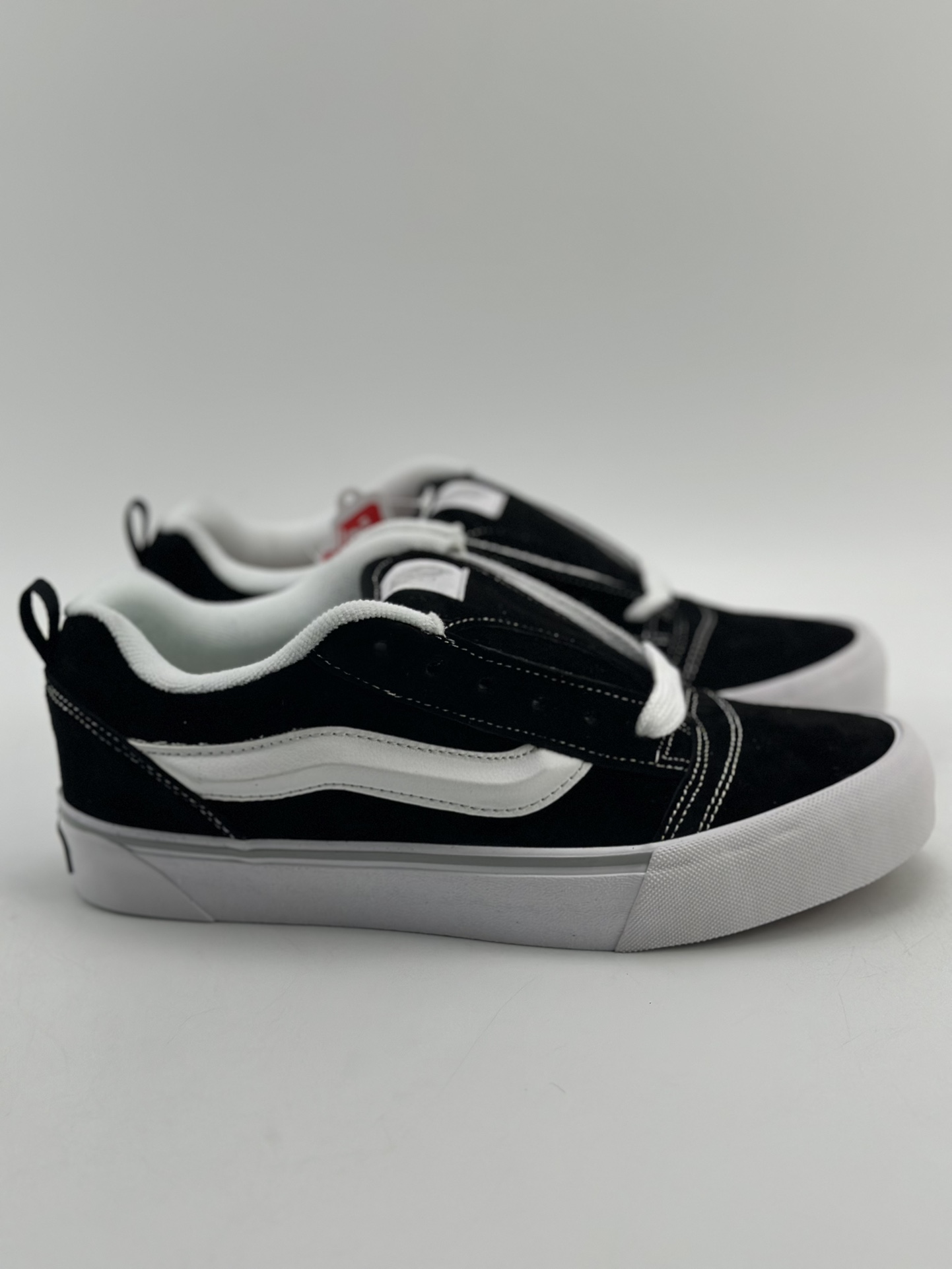 140 Vans Classics Knu Skool 黑白厚鞋舌面包鞋