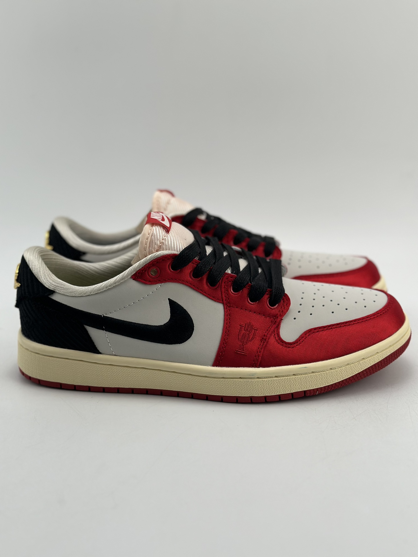 200 Air Jordan 1 Low OG x Trophy Room "Away" 白黑红 FN0432-100