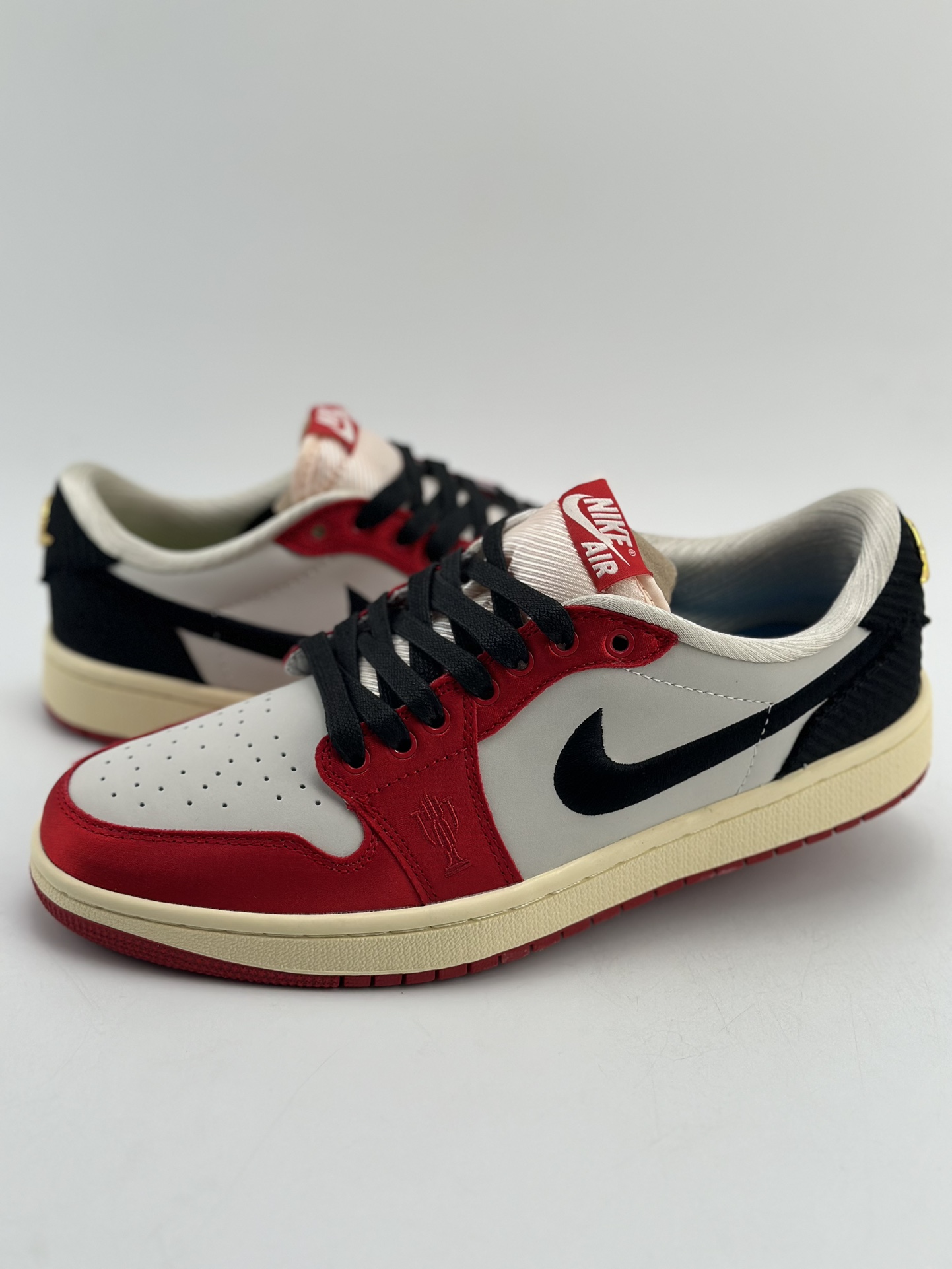 200 Air Jordan 1 Low OG x Trophy Room “Away” 白黑红 FN0432-100