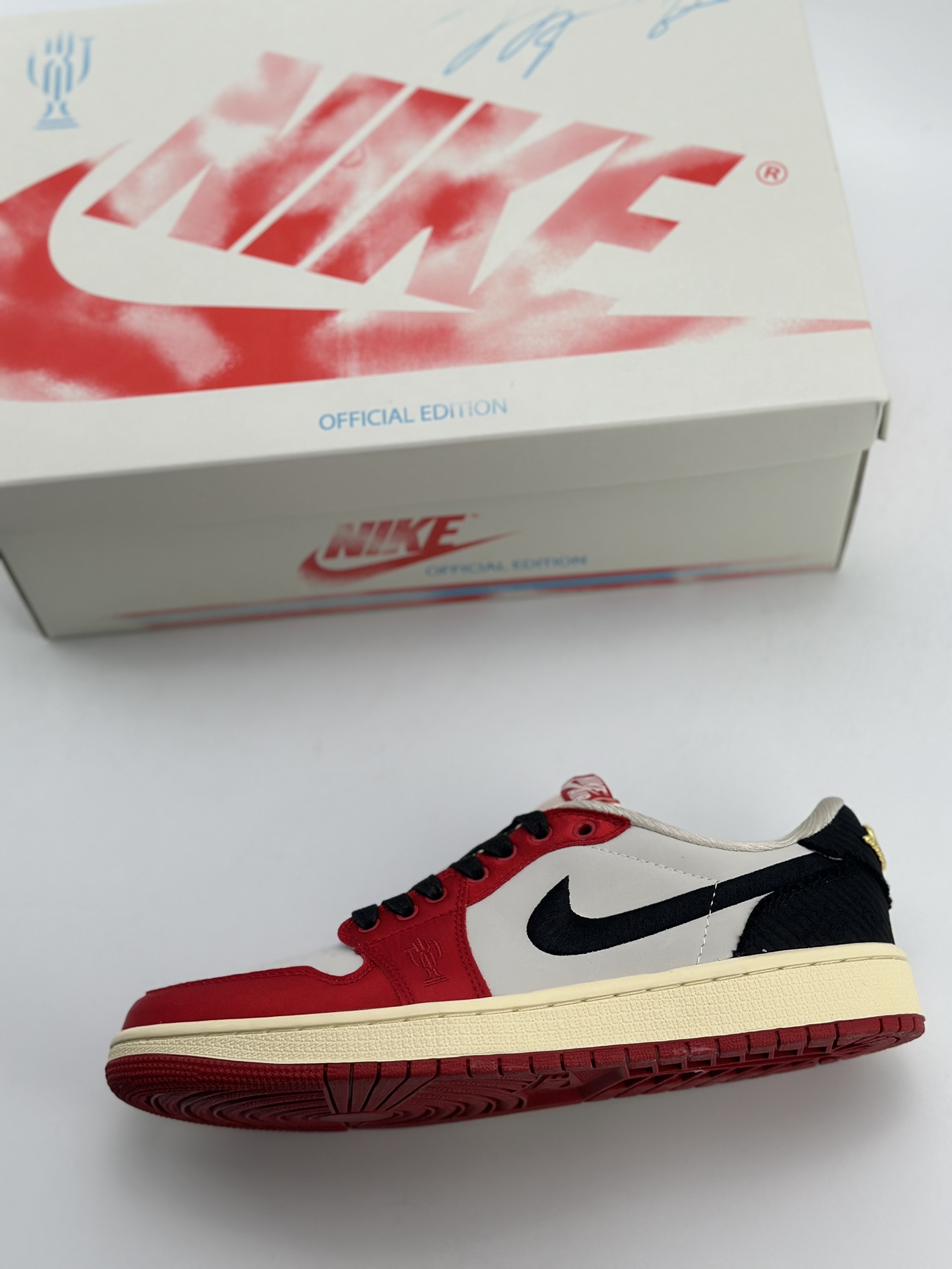 200 Air Jordan 1 Low OG x Trophy Room "Away" 白黑红 FN0432-100