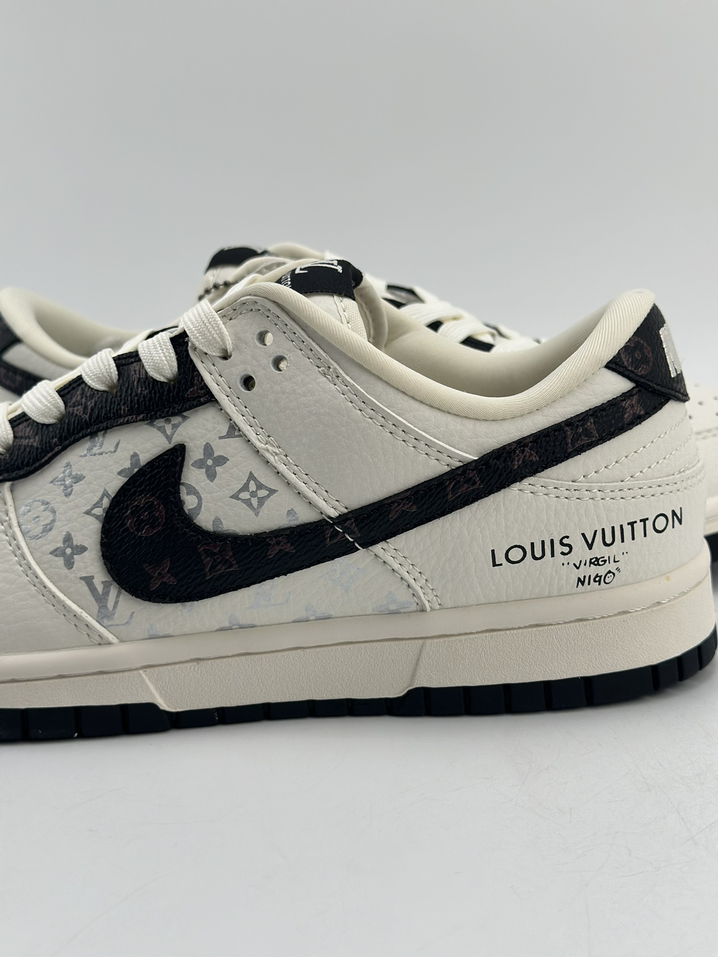 280 Nike SB Dunk Low x Louis Vuitton 白黑 FC1688-189