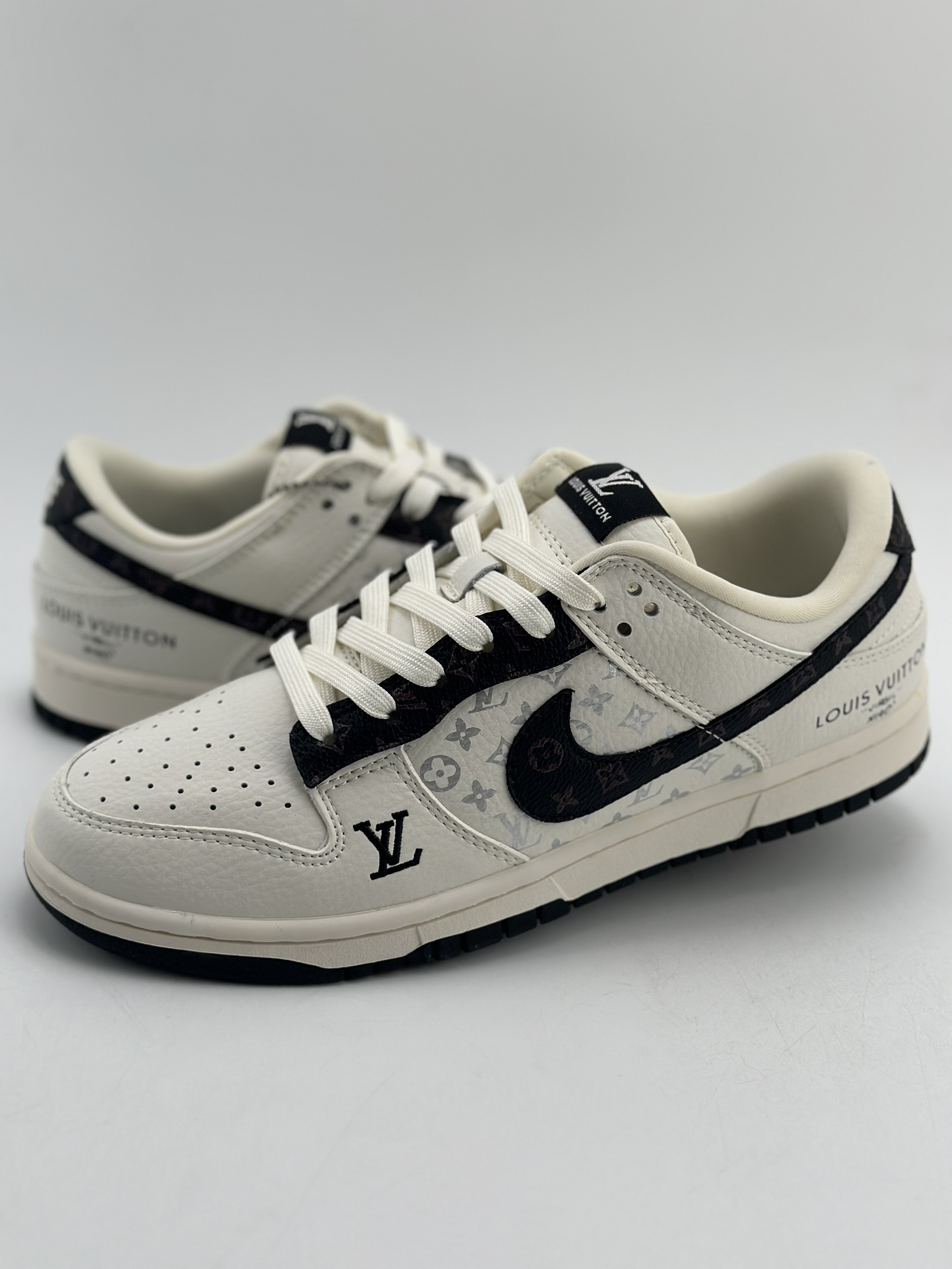 280 Nike SB Dunk Low x Louis Vuitton 白黑 FC1688-189