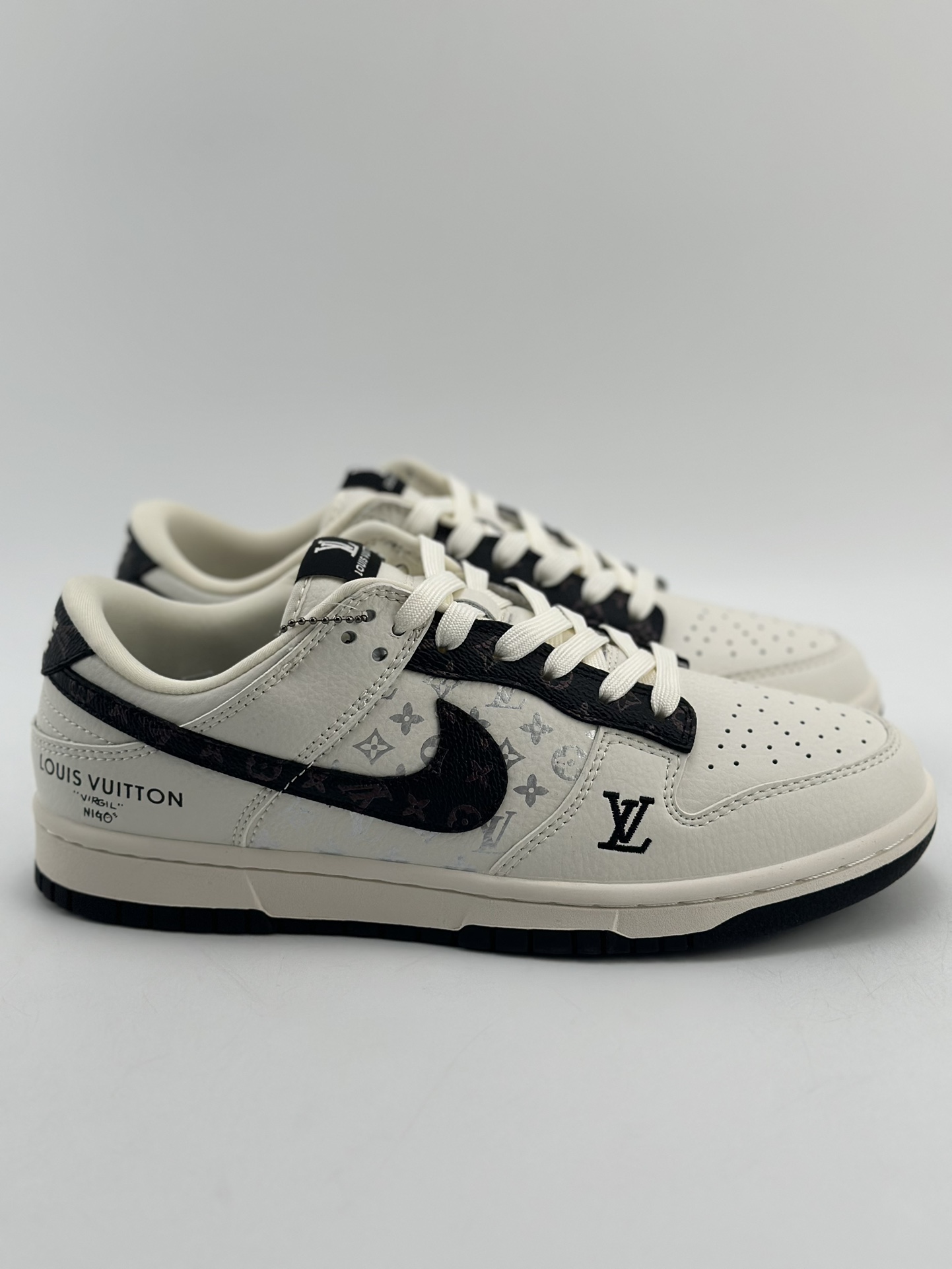 280 Nike SB Dunk Low x Louis Vuitton 白黑 FC1688-189