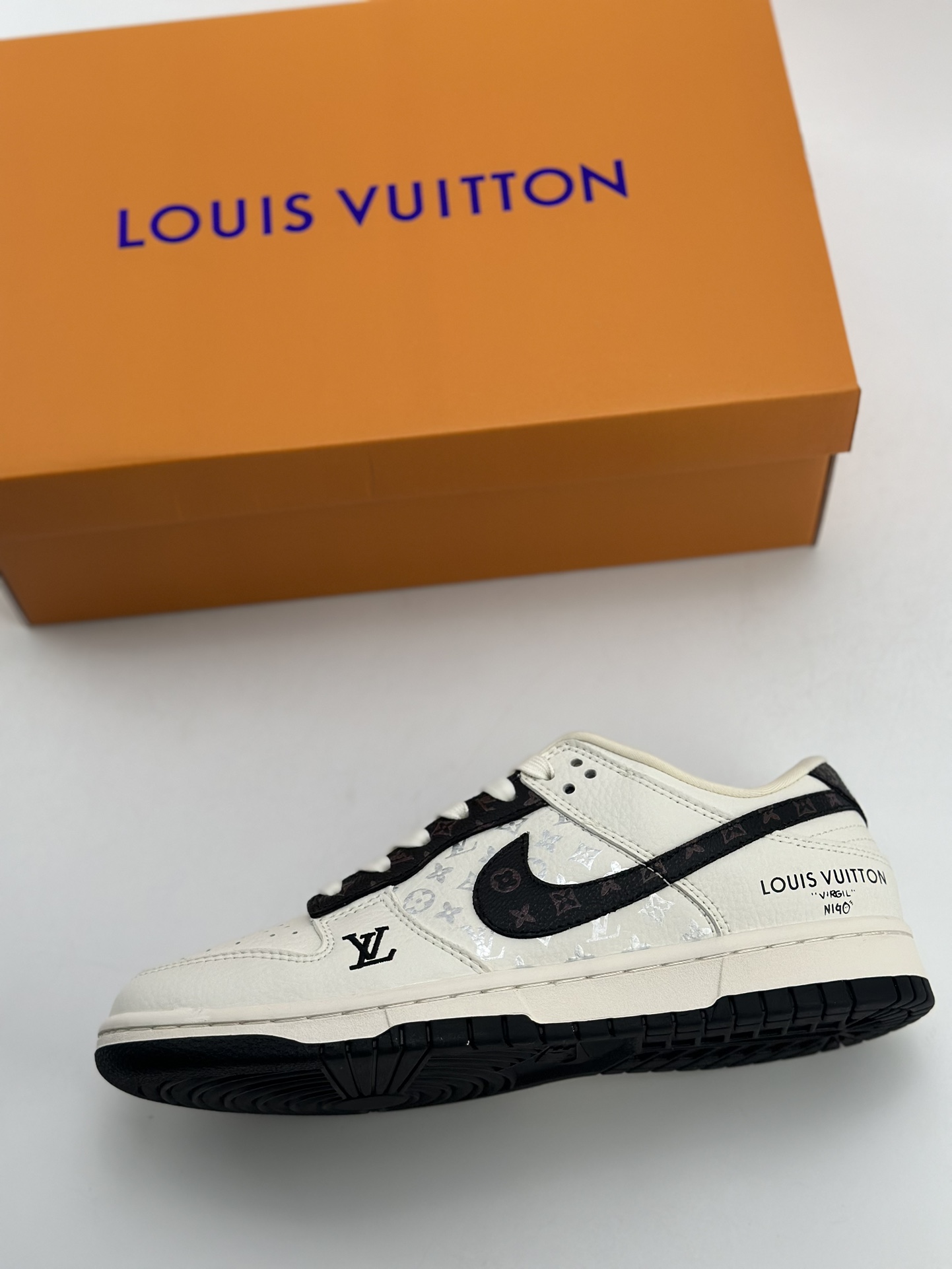 280 Nike SB Dunk Low x Louis Vuitton 白黑 FC1688-189