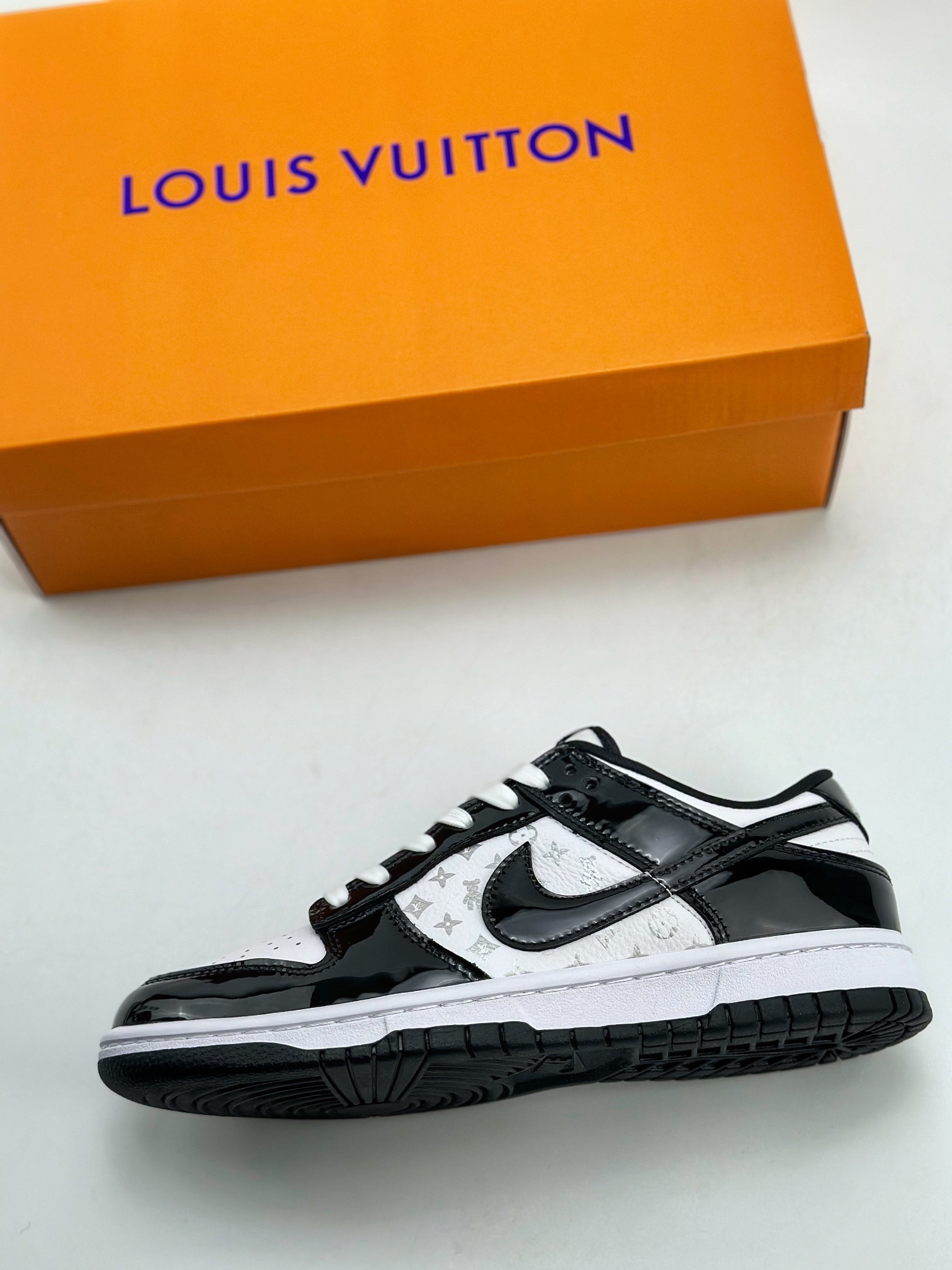 280 Nike SB Dunk Low x Louis Vuitton 黑白漆皮 DQ1098-358